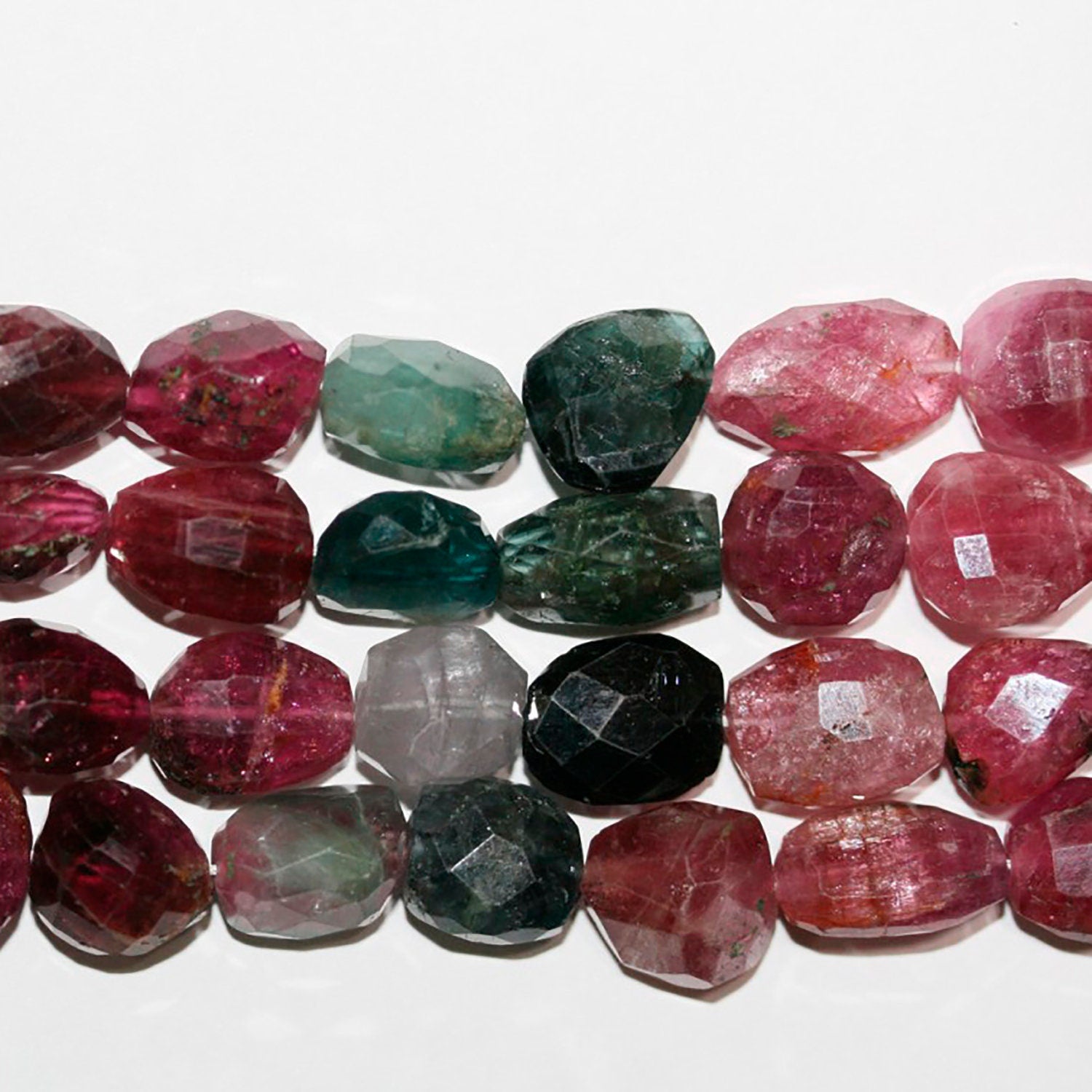 Pépite de tourmaline facettée de 15 pouces (10-12 mm). Longueur du fil : environ 39 cm.