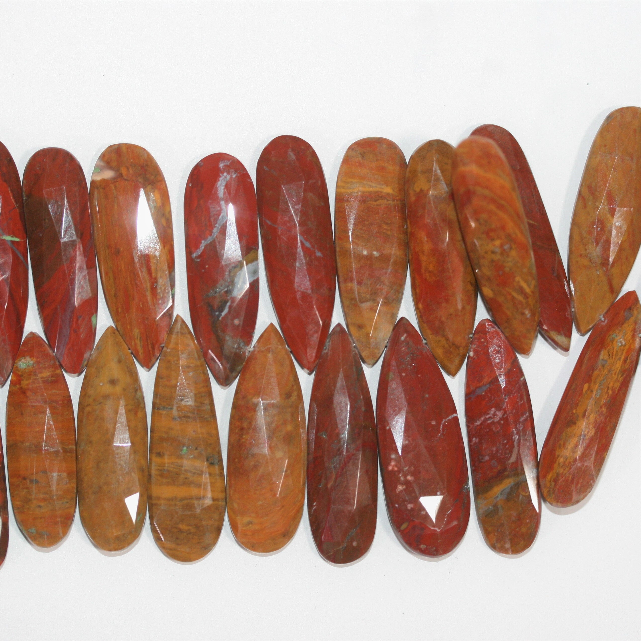 Perles en forme de goutte à facettes de mookaïte de 20 cm (8 pouces), 36 x 12 mm. Longueur du fil : environ 20 cm.