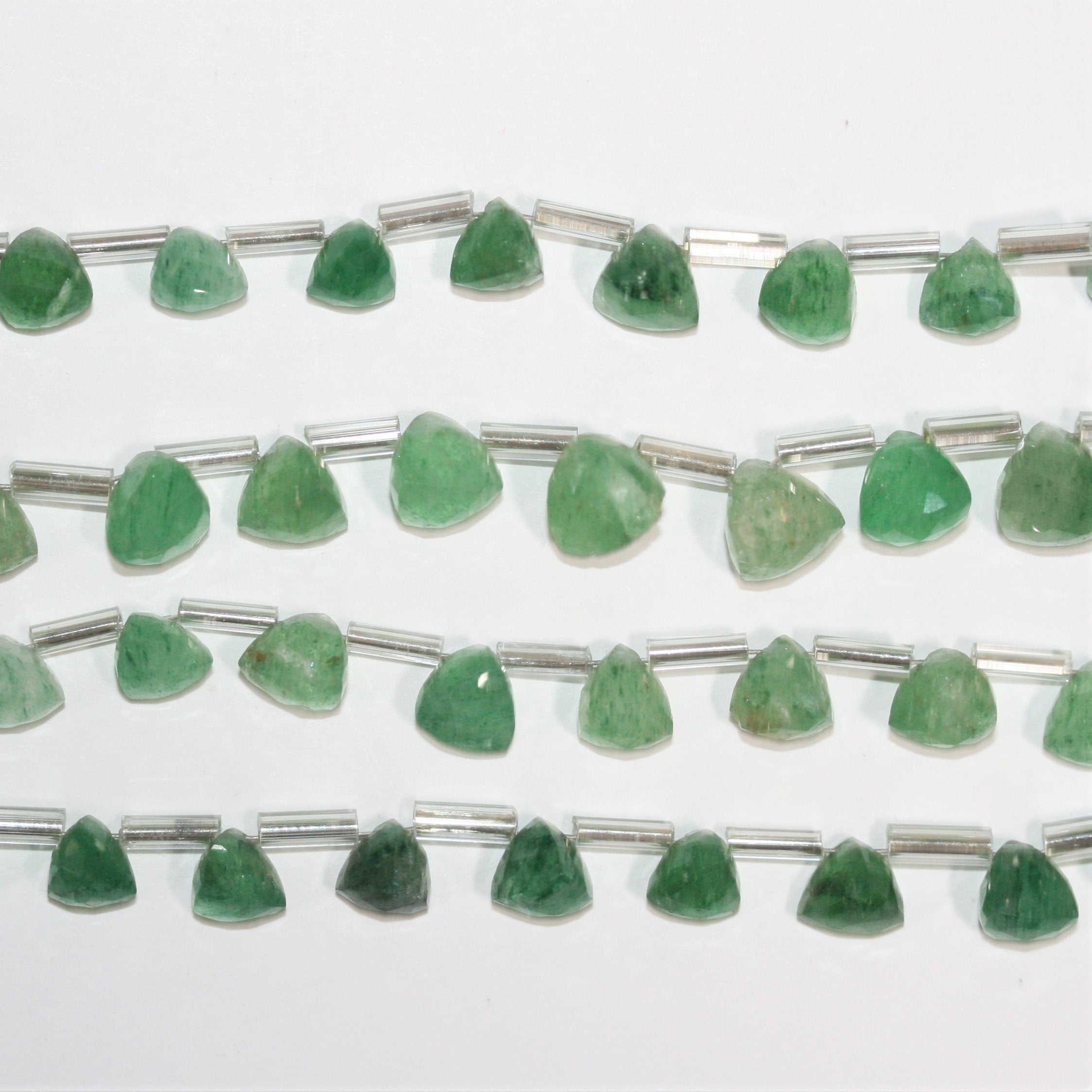 Cuentas triangulares facetadas de Santa Aventurina de 7" de 7-8 mm - Hilo de 19 cm.