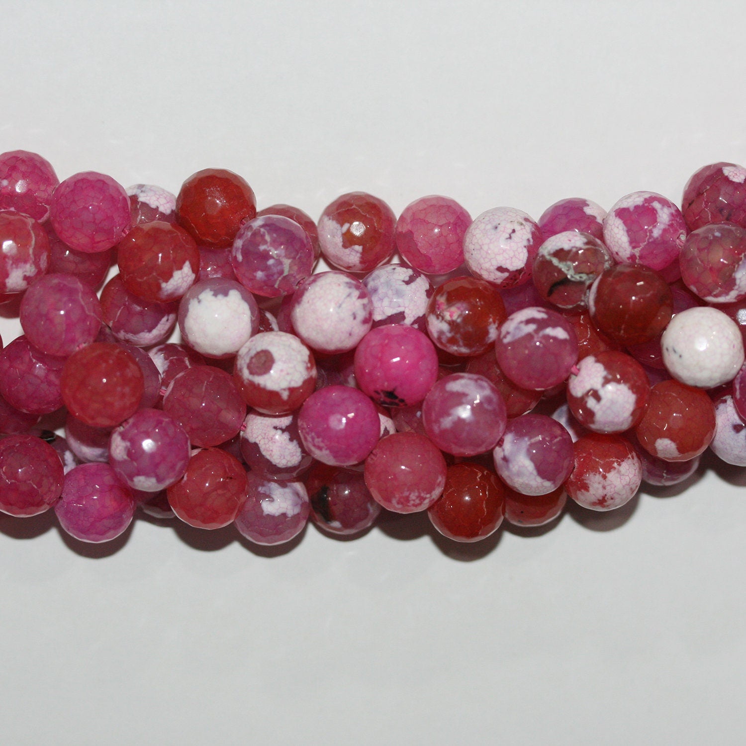 Cuentas redondas facetadas de ágata fucsia y blanca de 40 cm (16"), 10 mm (tira). 40 cm