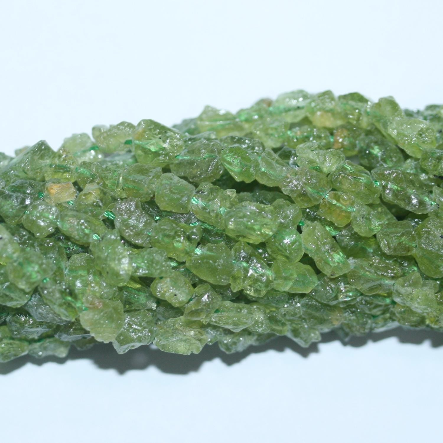 Perles de péridot St non polies, taille pépite, 6-8 mm, 15 pouces environ. Longueur du fil : 39 cm environ.