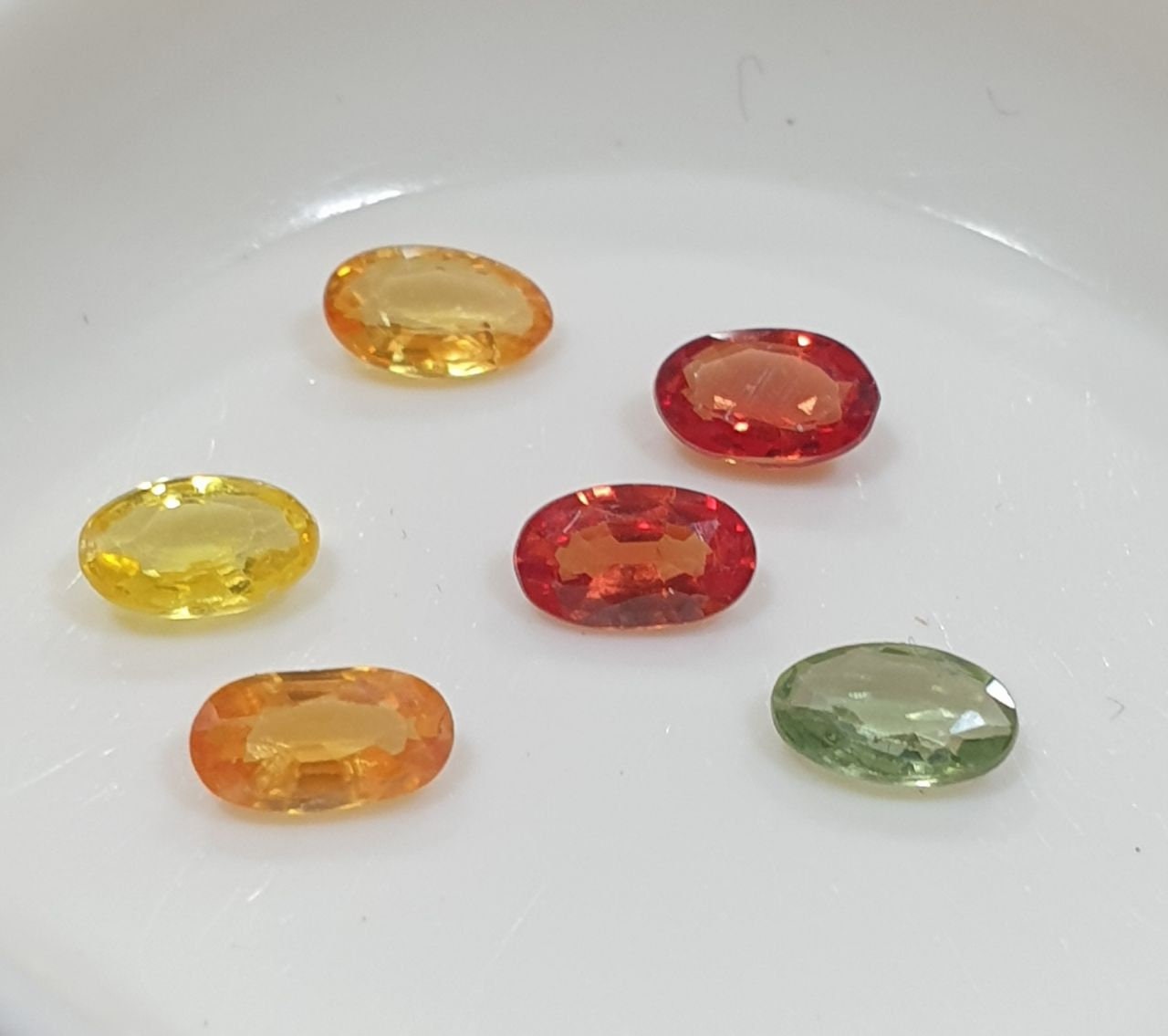 Lote de 6 zafiros multicolores ovalados facetados de 5 x 3 mm. - Paquetes de piedras preciosas - Piedras sueltas al por mayor - Gemas naturales