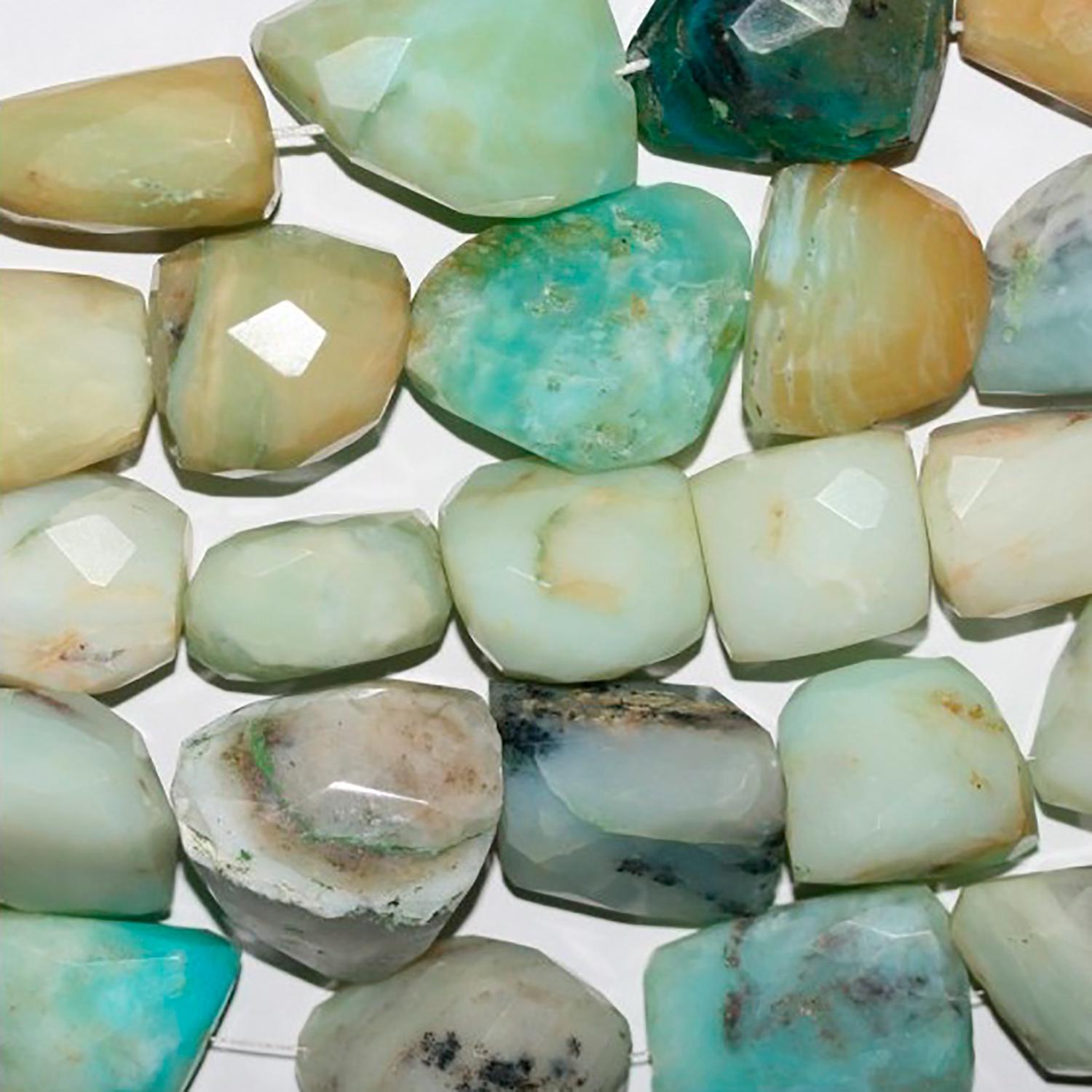 Perles de pépites d'opale péruvienne facettées de 15 pouces (27 x 17 mm). Longueur du fil : environ 38 cm.