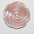 Pendentif fleur en nacre rose 30 mm.
