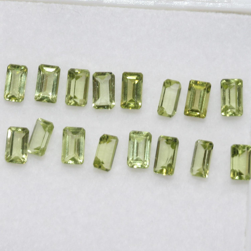Lote de 16 piezas de peridoto facetado baguette de 5 x 3 mm. (16 piezas)