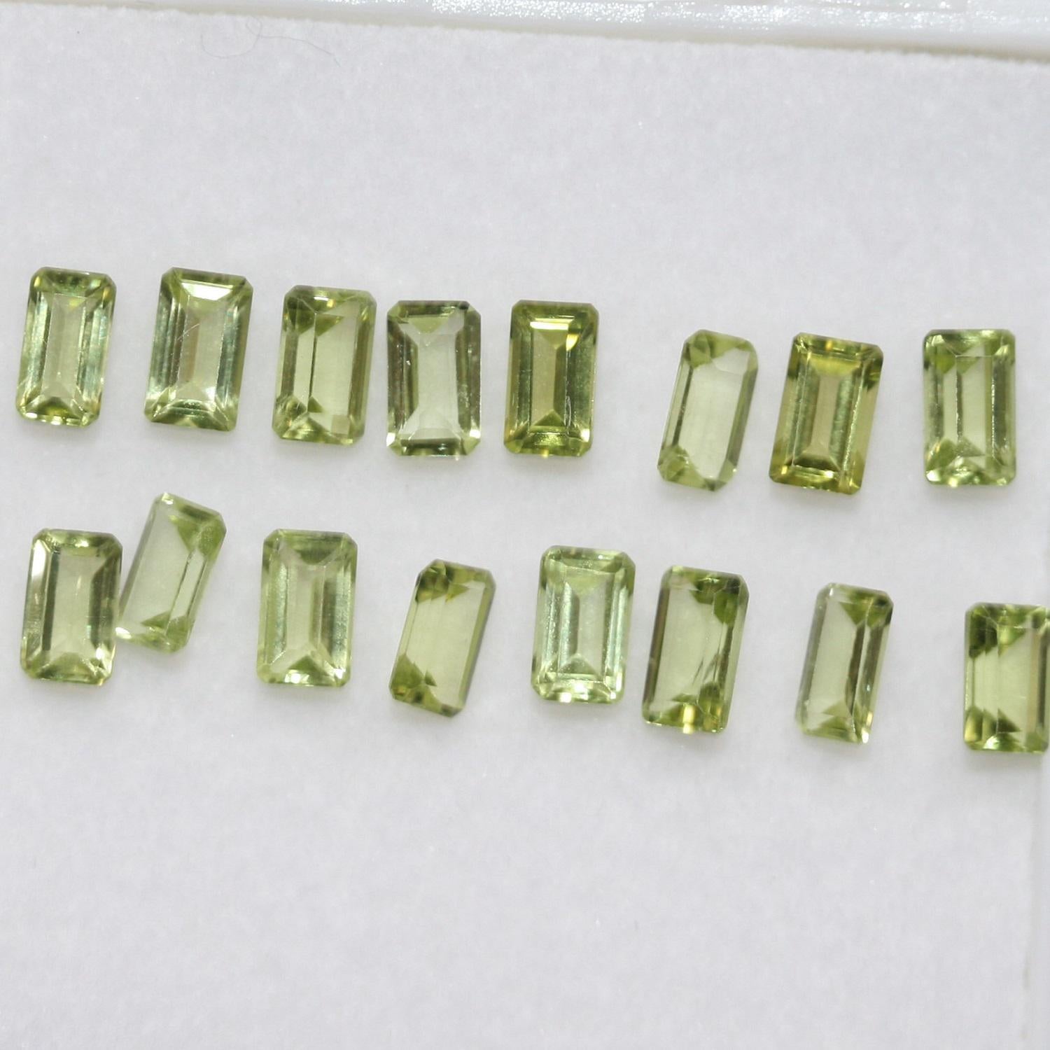 Lote de 16 piezas de peridoto facetado baguette de 5 x 3 mm. (16 piezas)
