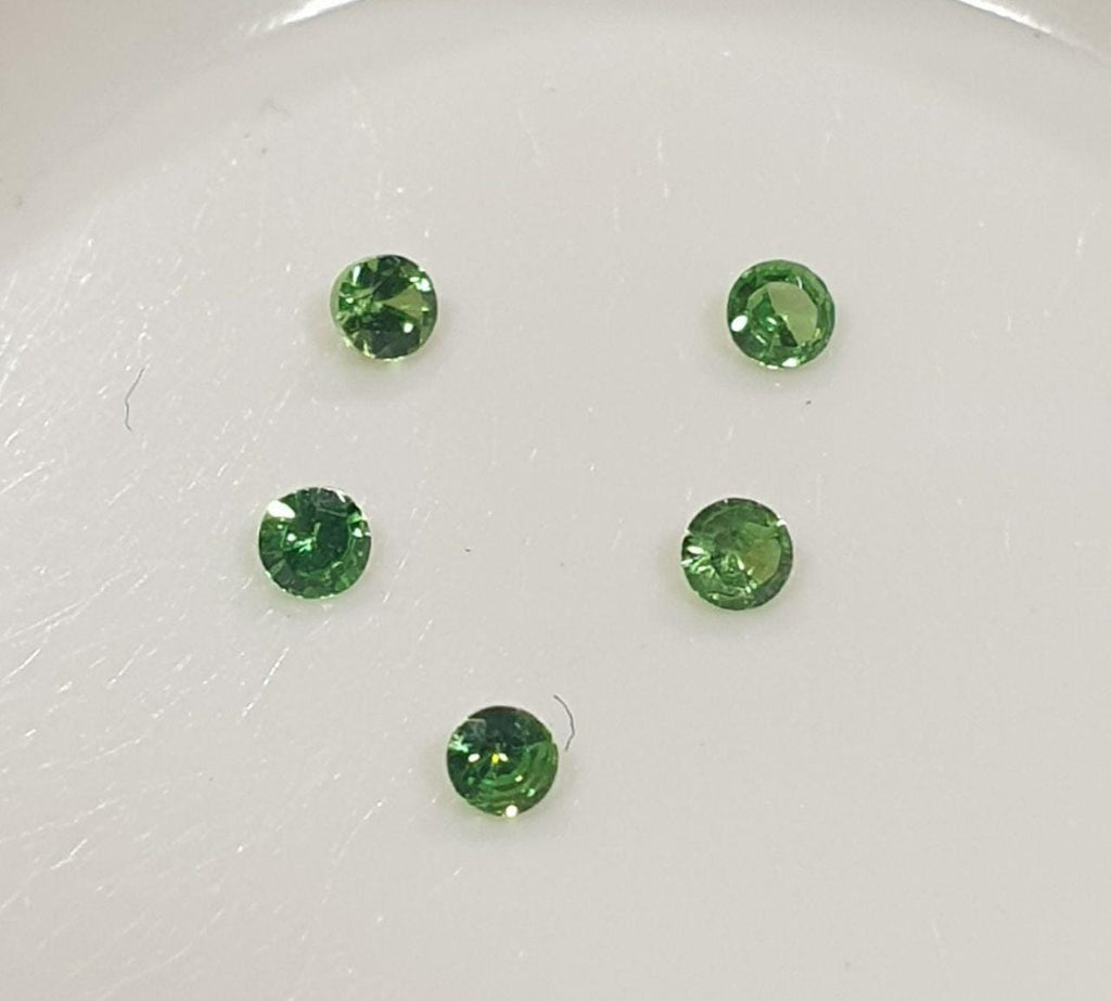 Lote de 5 piedras preciosas de granate tsavorita facetadas redondas de 2 mm. - Precio al por mayor.