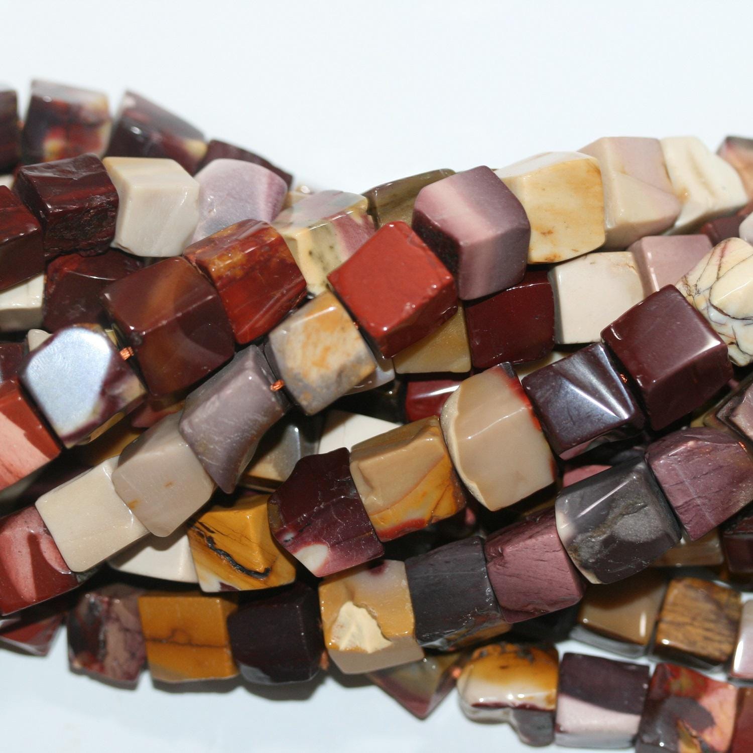 Cuentas cúbicas irregulares de St Mookaite de 16", 11-12 mm (aprox. - Hilo de 40 cm)