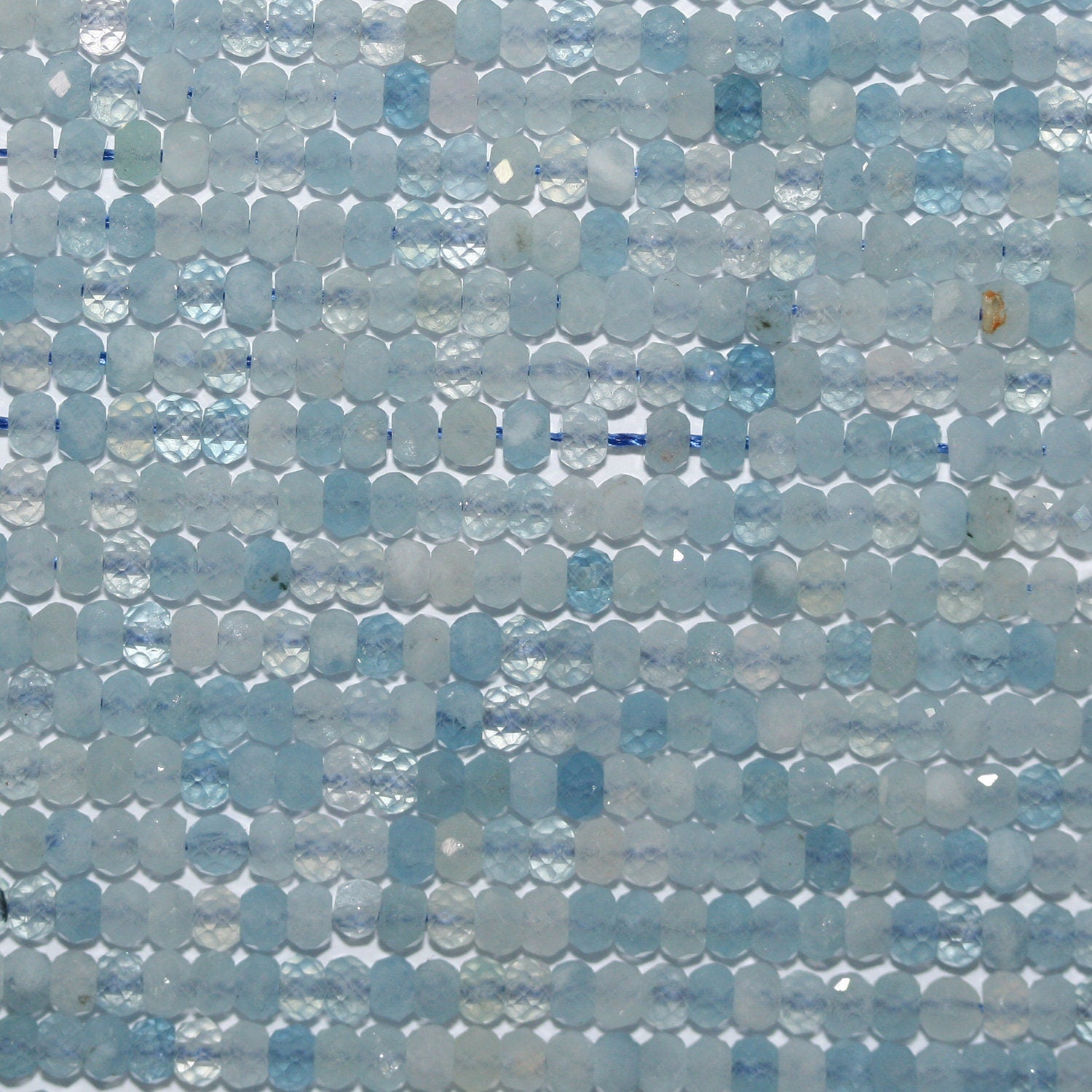 Perles rondelles à facettes en aigue-marine de 15 pouces, 3 x 2 mm. - Fil de 39 cm.