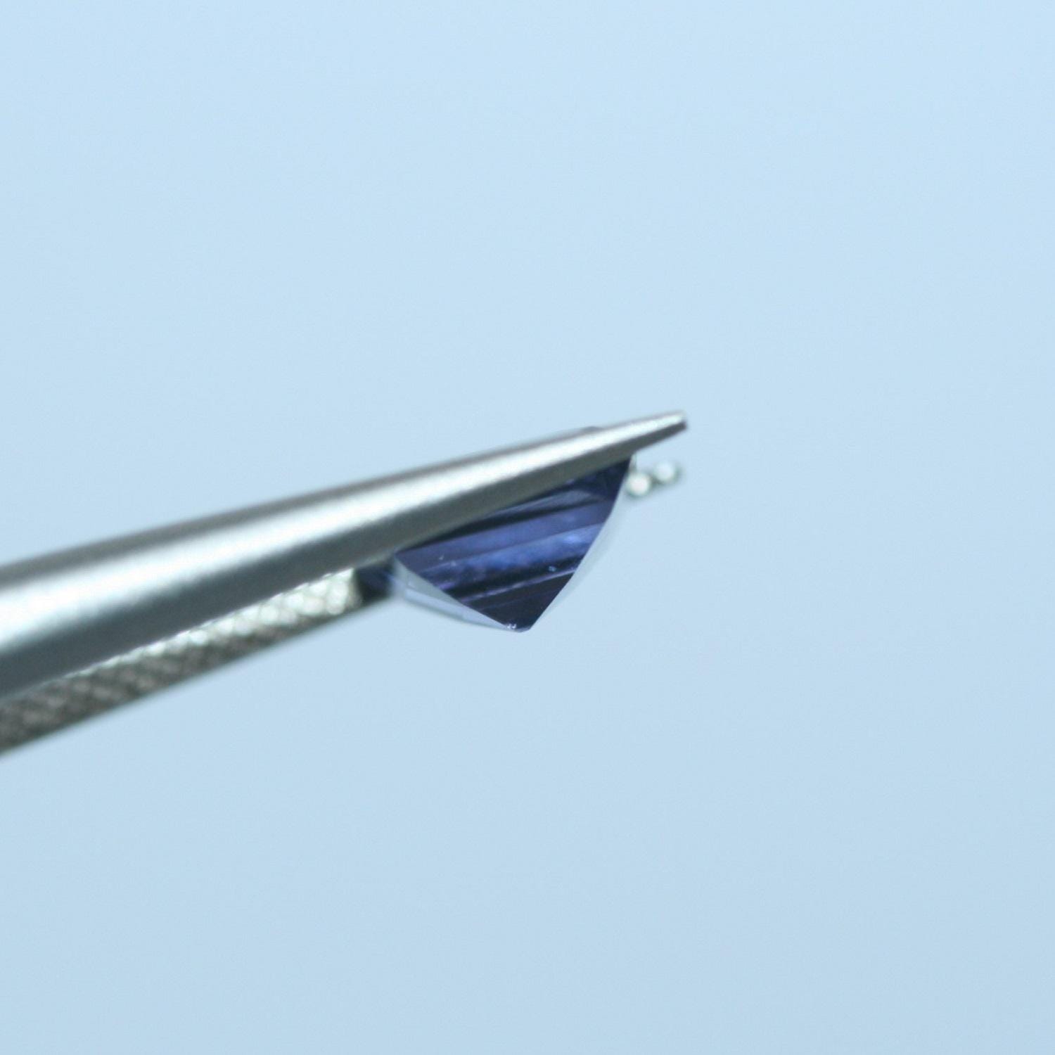 Lot d'iolite carrée à facettes 7 mm (6 pièces).