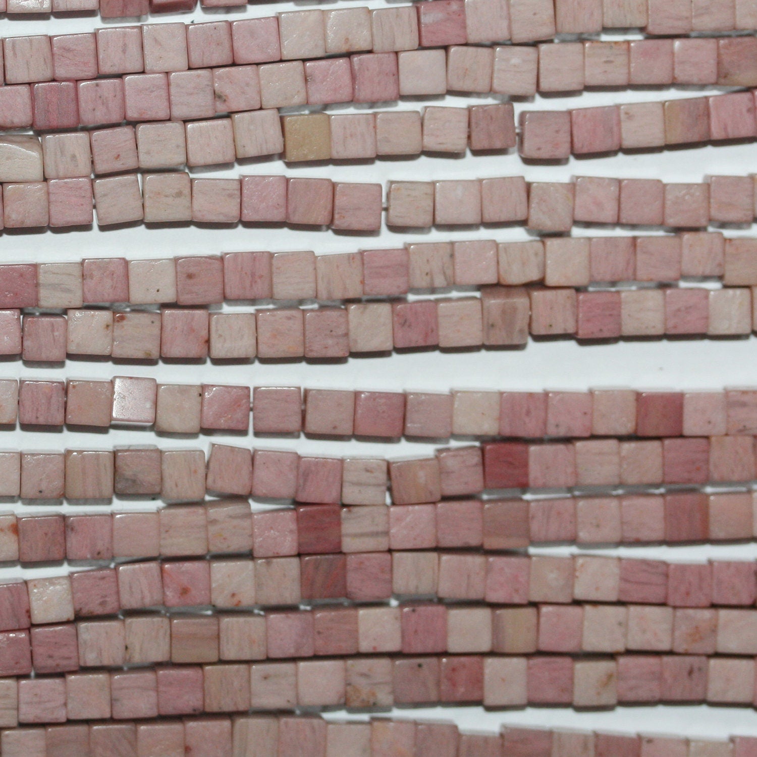 Perles cubiques lisses en rhodonite St de 15 pouces, 4 mm, brin de 39 cm.