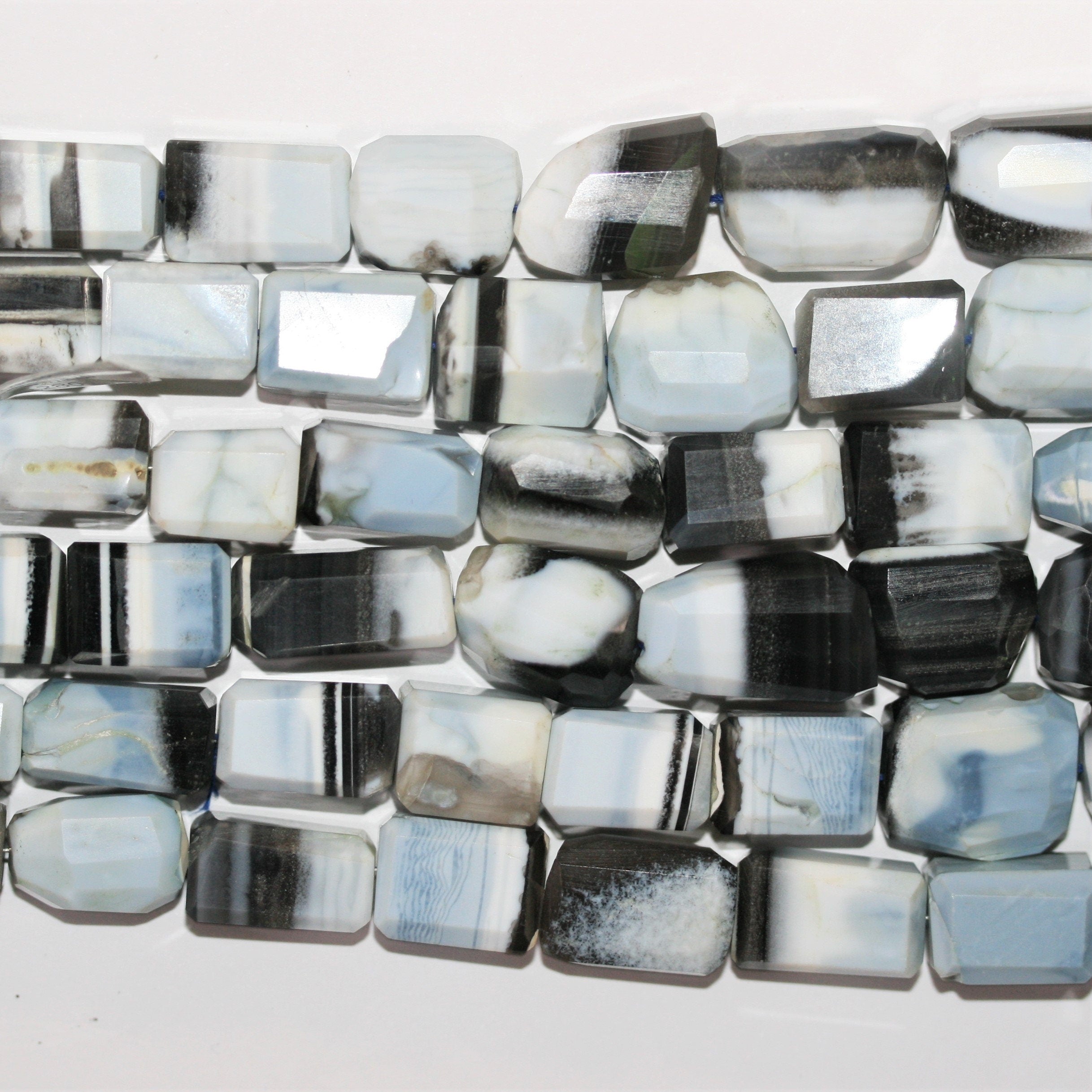 Cuentas de ópalo azul St. de 18", facetadas y graduadas, de 13 x 9 a 22 x 16 mm. Longitud aproximada: tira de 46 cm.