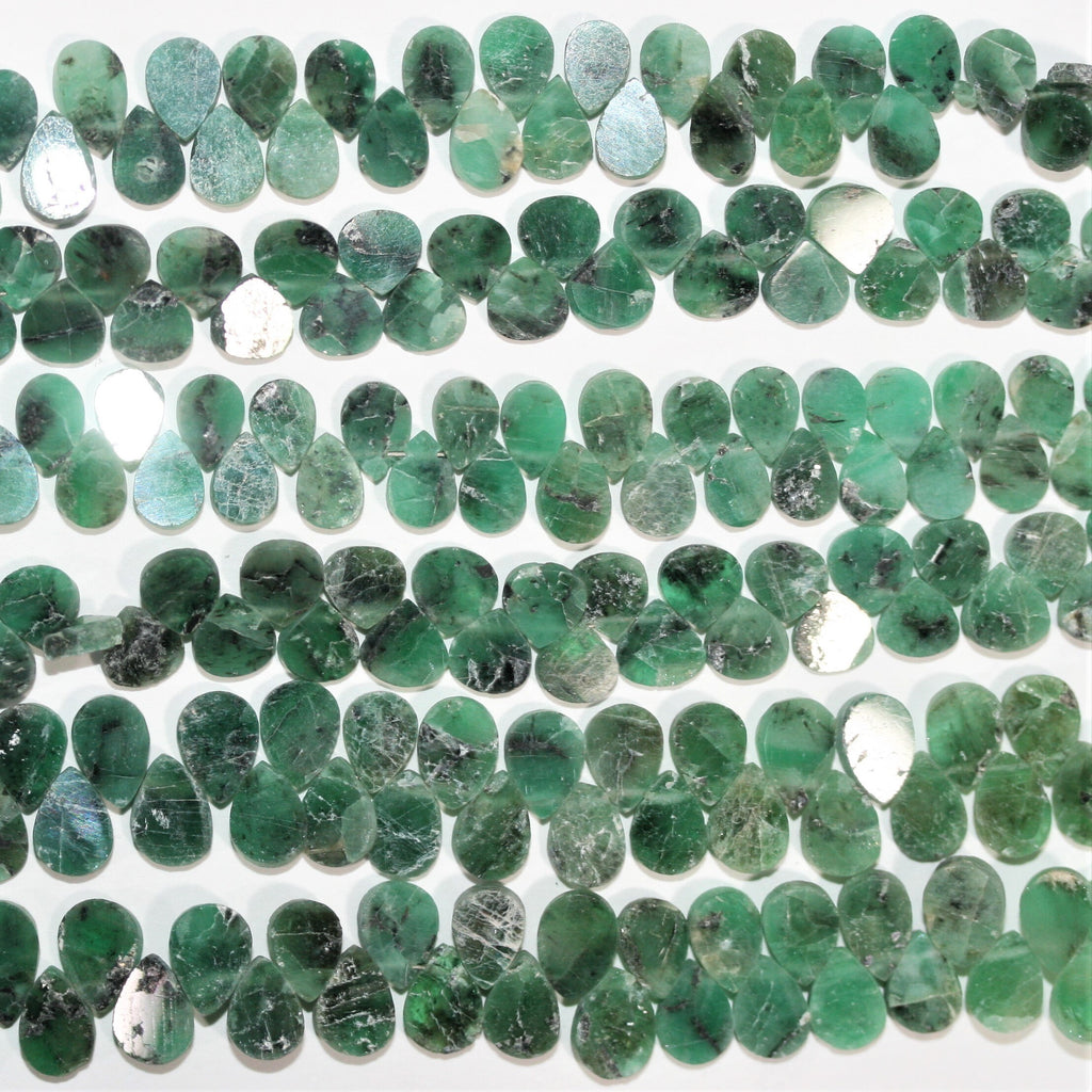 Perles plates lisses en émeraude de 8 pouces (7 x 5 mm). Longueur du fil : environ 20 cm.