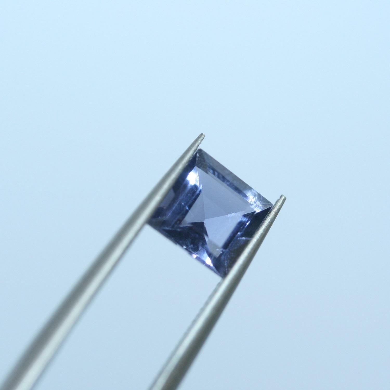 Lot d'iolite carrée à facettes 7 mm (6 pièces).