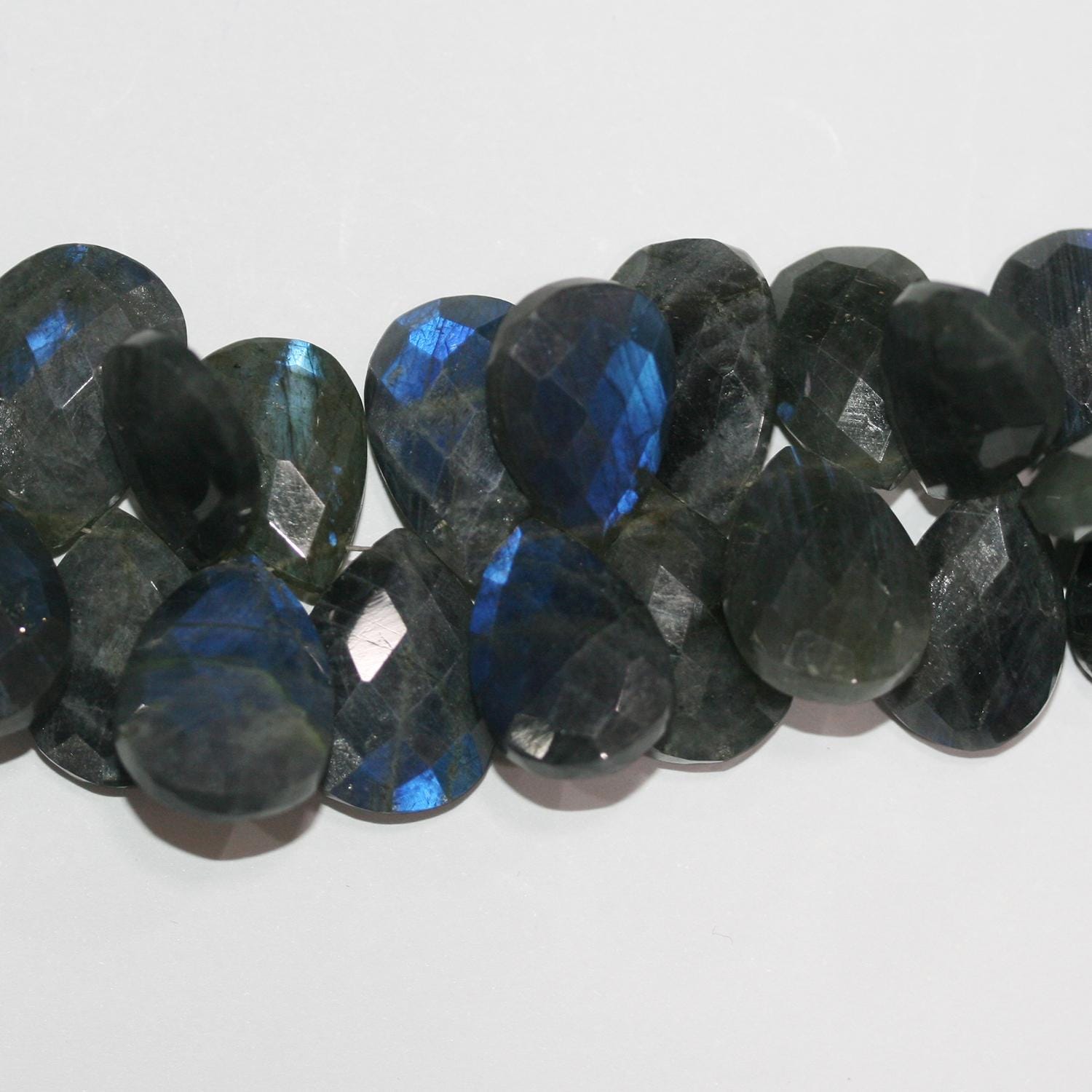 Perles en forme de goutte à facettes en Labradorite de 8 pouces (18 x 13 mm environ) - Longueur du fil : 20 cm.