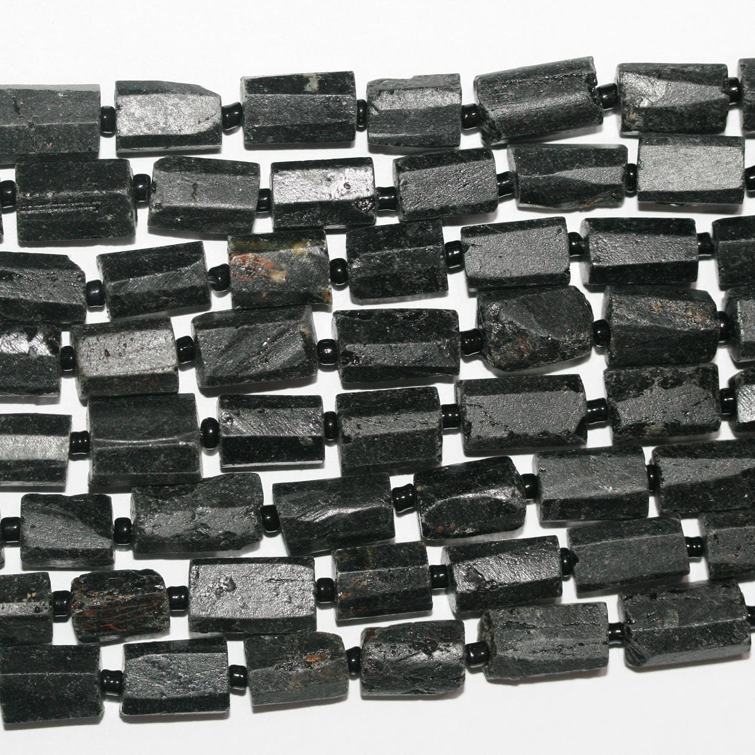 Cuentas de turmalina negra facetadas sin pulir, 16", 12 x 8 mm. Longitud aproximada: 40 cm.