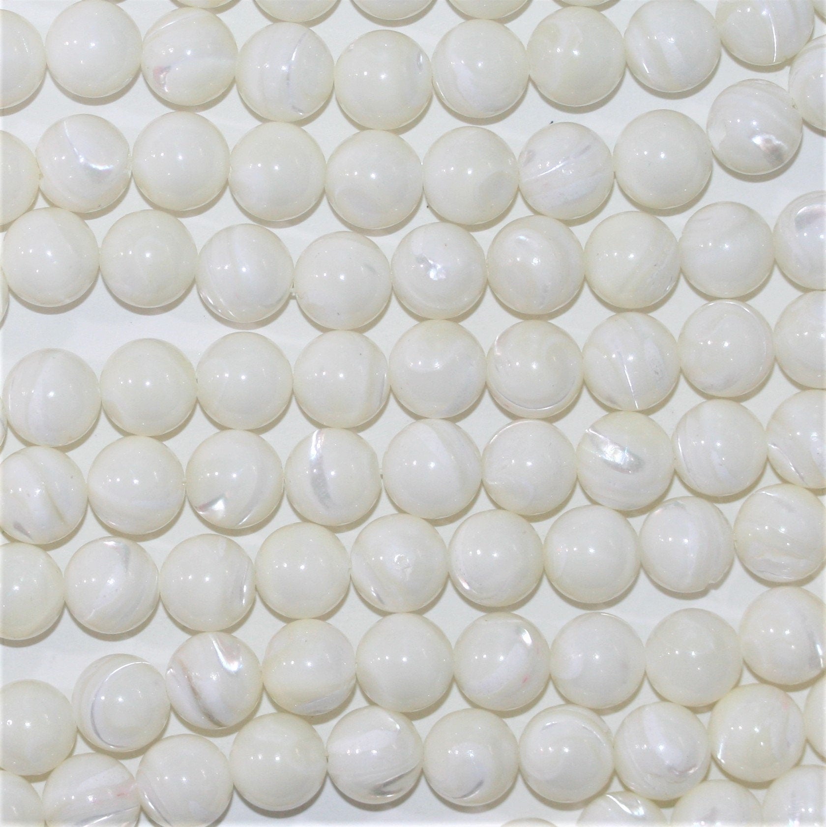 Perles rondes lisses en nacre 10 mm - Fil de 40 cm.