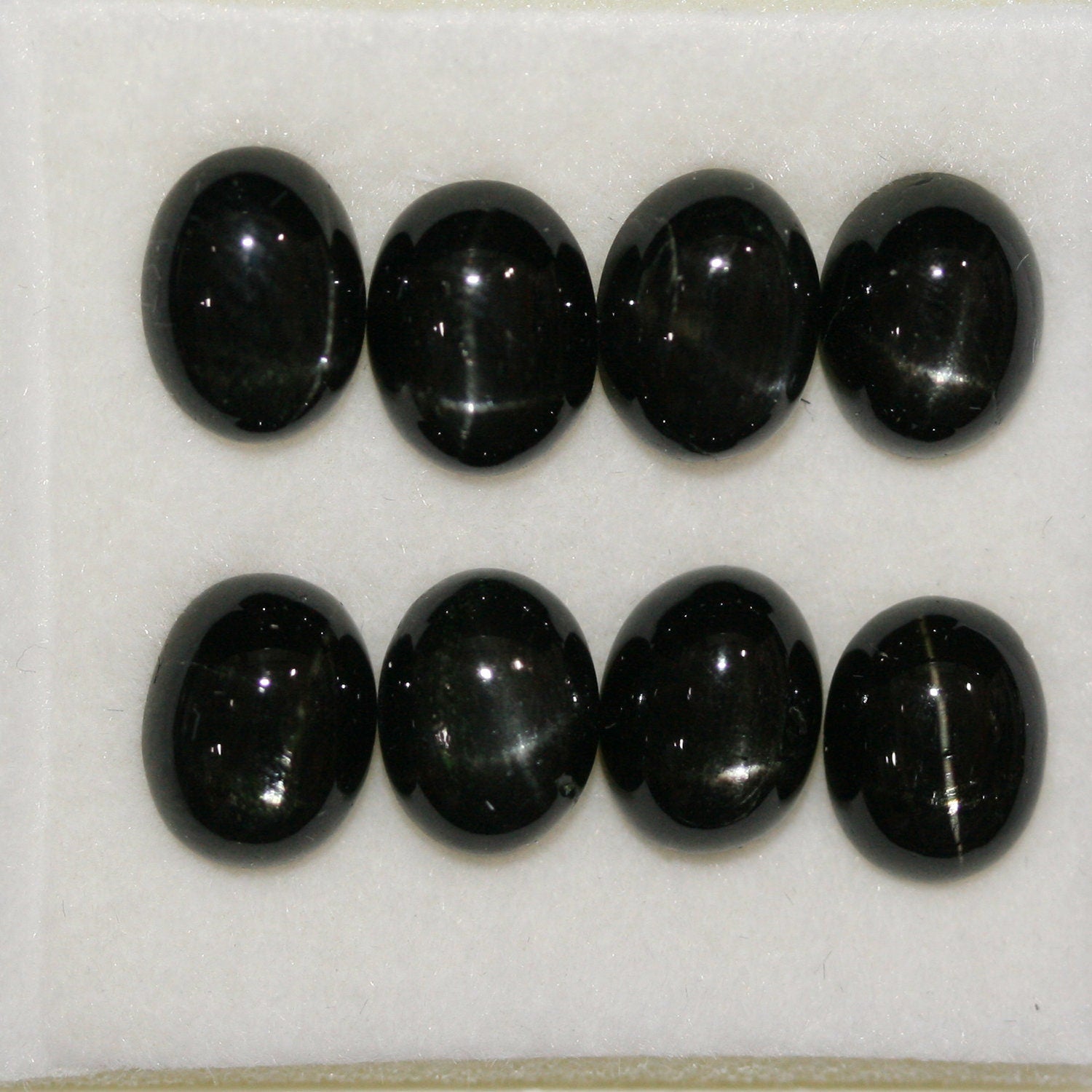 Lote de 8 cabujones ovalados de diópsido estrella de 9 x 7 mm. (8 uds.)