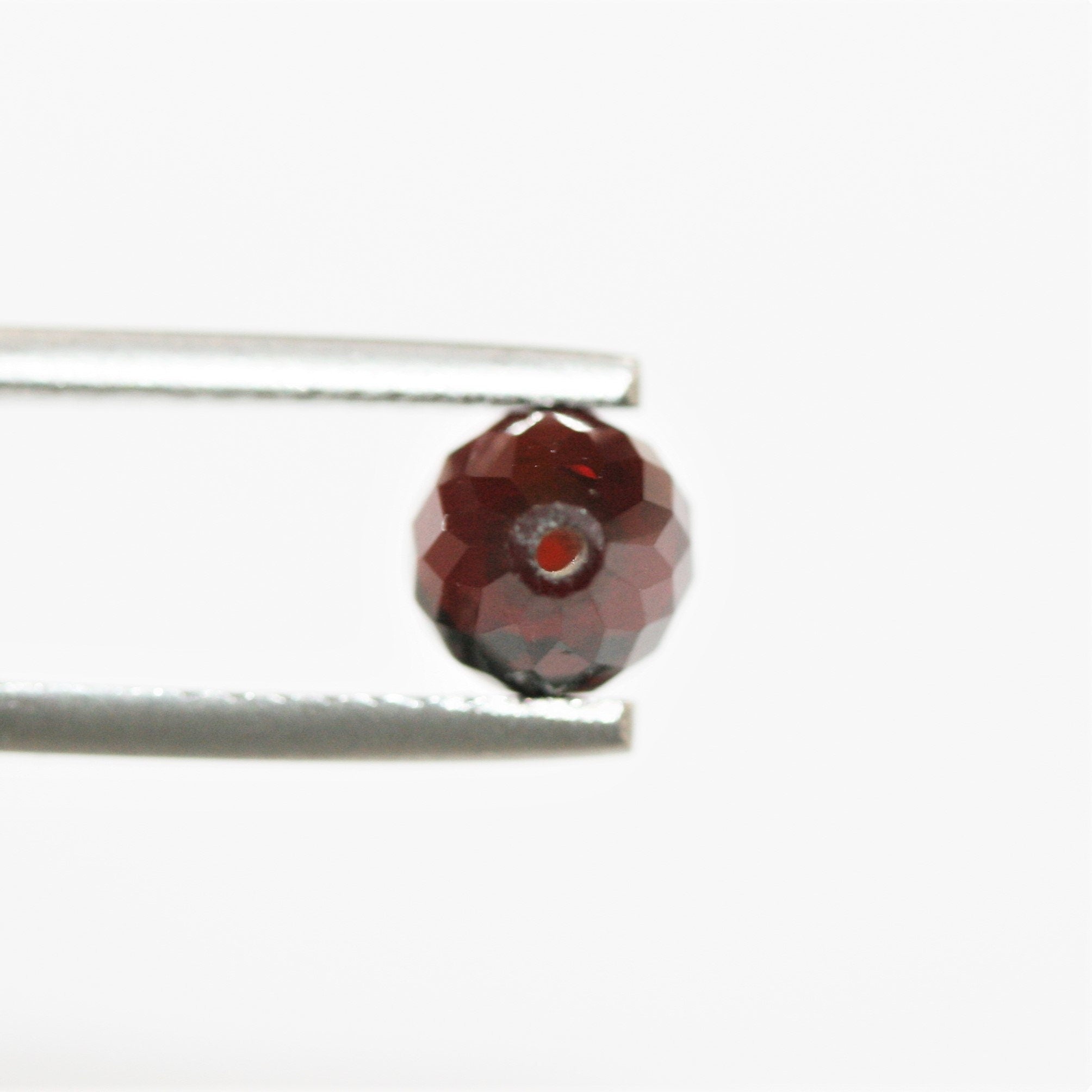 Paire de grenats demi-percés à facettes en forme de goutte, 8x6mm.