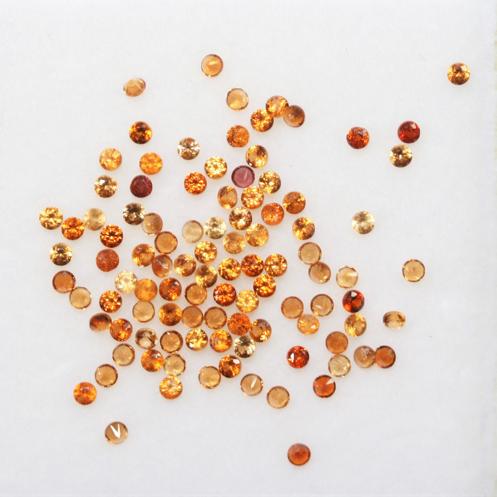 Lot de grenats hessonites ronds à facettes de 1,5 mm - 2 carats