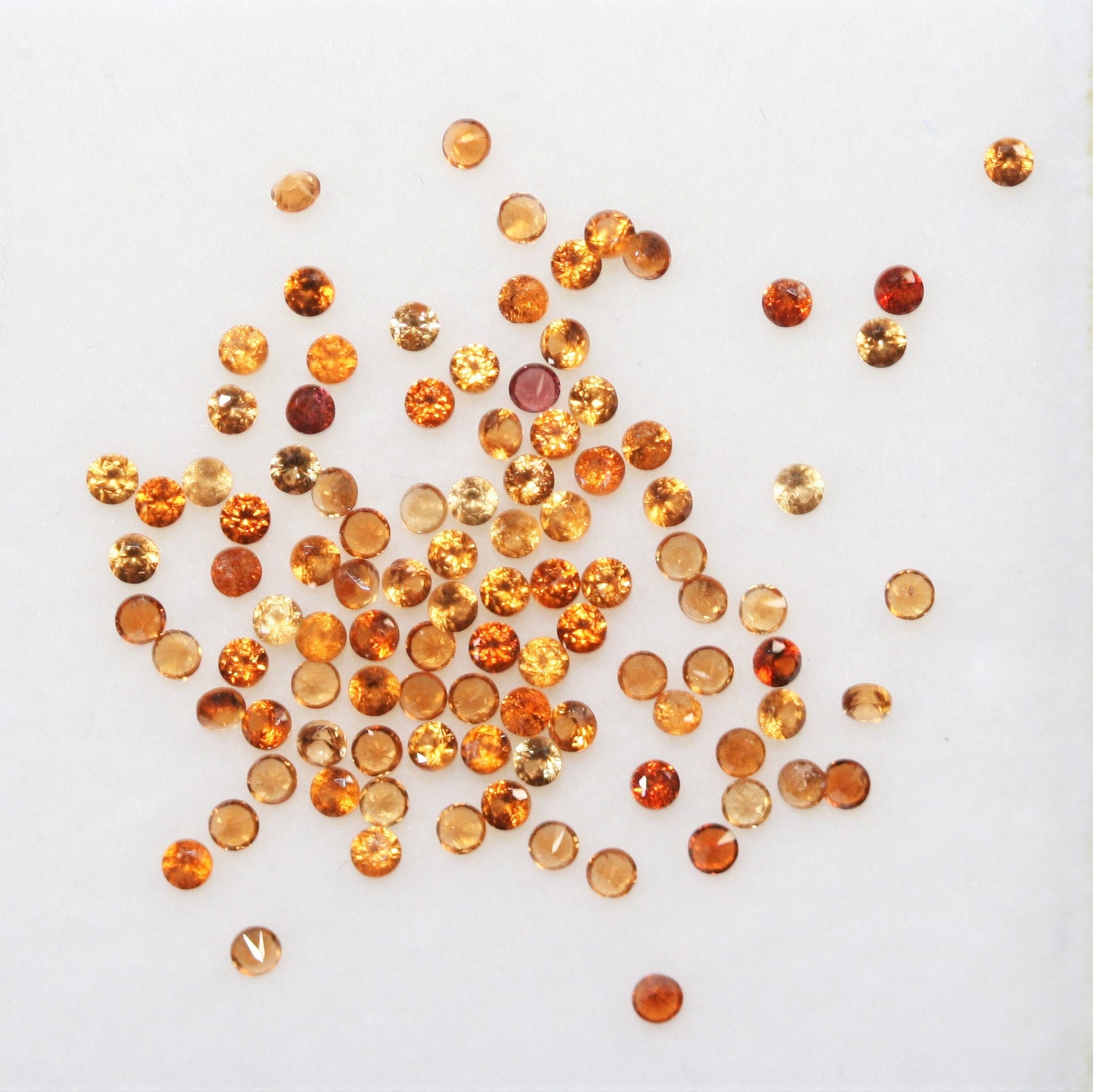 Lote de granate hessonita redondo facetado de 1,5 mm a 2 quilates