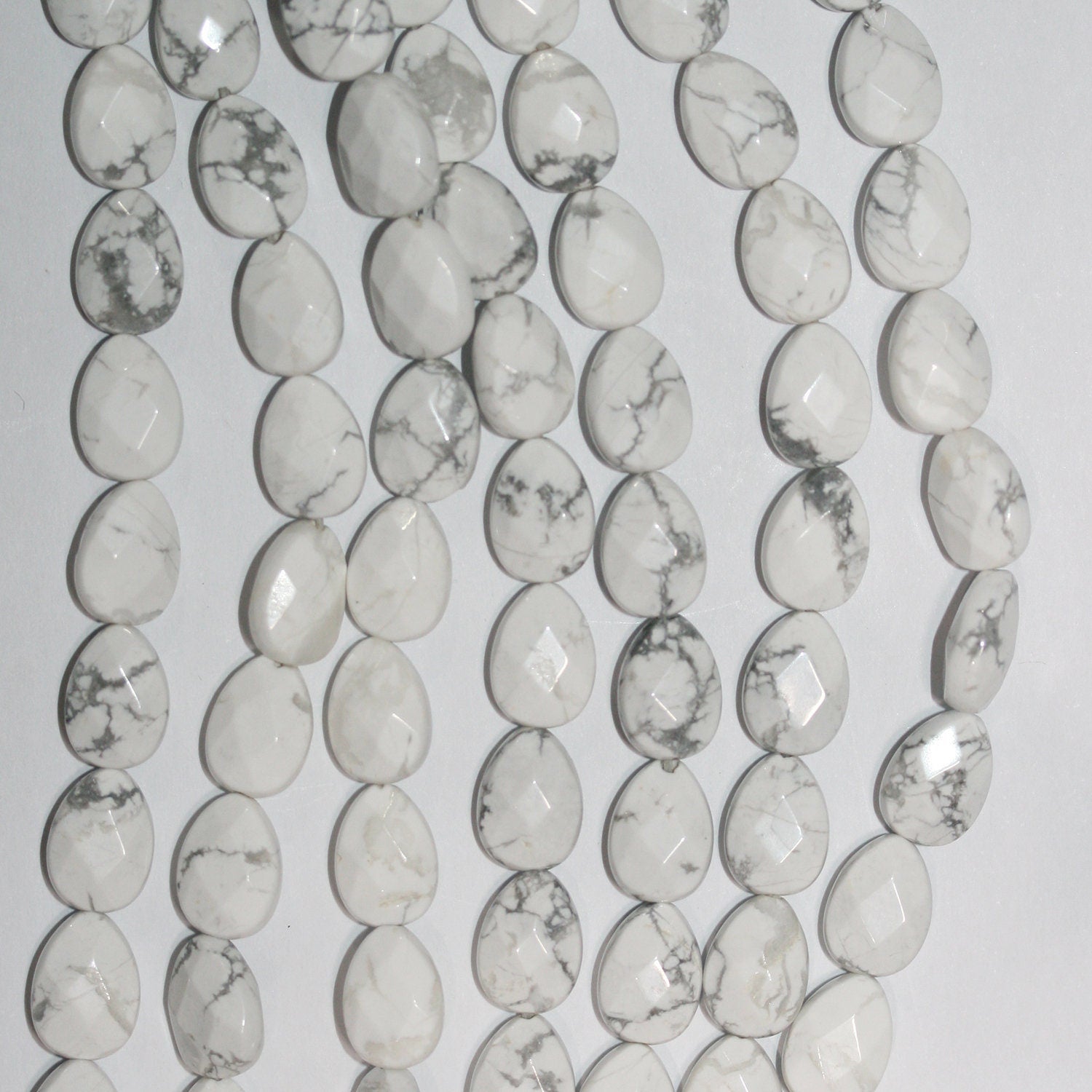 Cuentas de howlita blanca facetadas de 11 x 8 mm (7") - Hilo de 19 cm