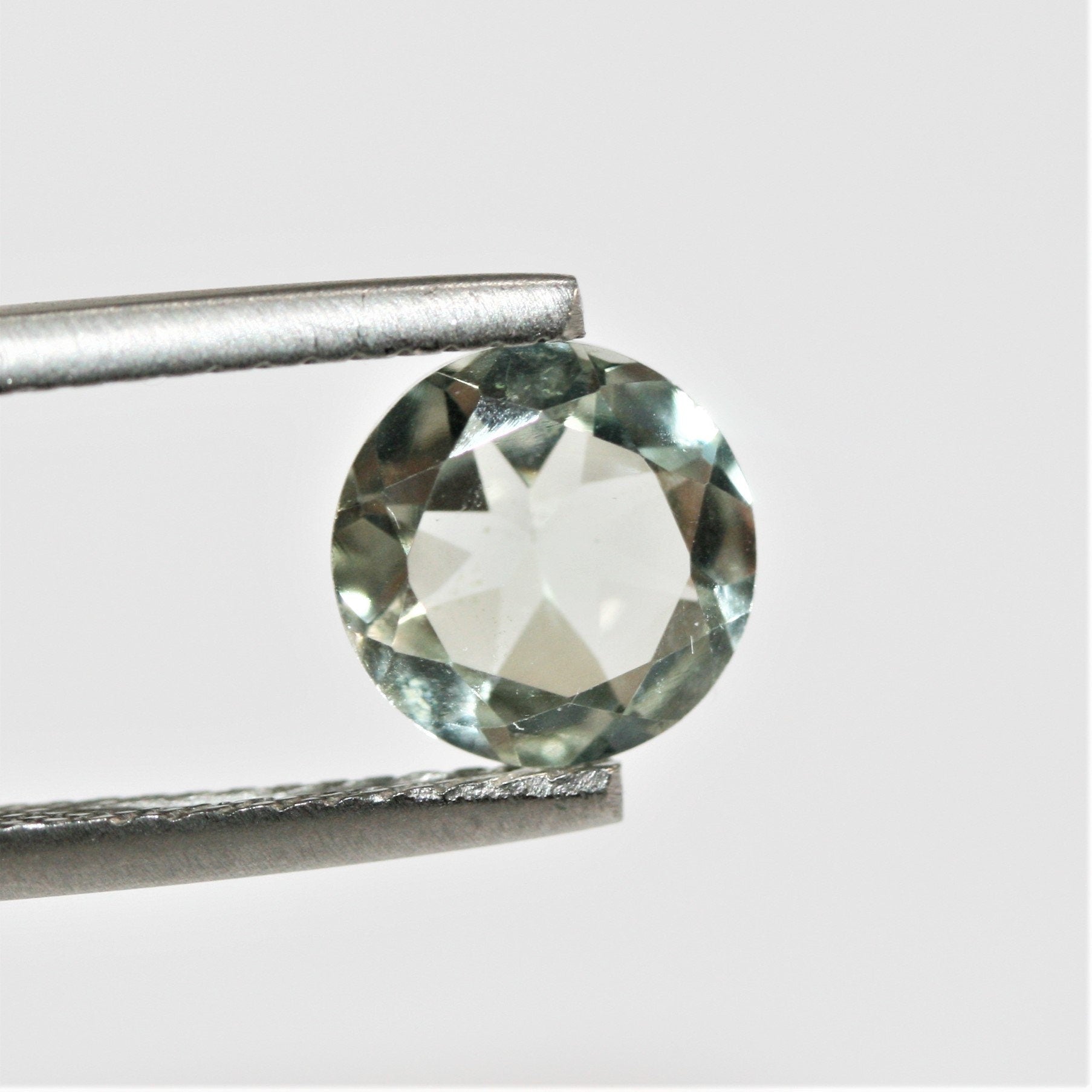 Lot de 8 pierres rondes à facettes de prasiolite de 8 mm.