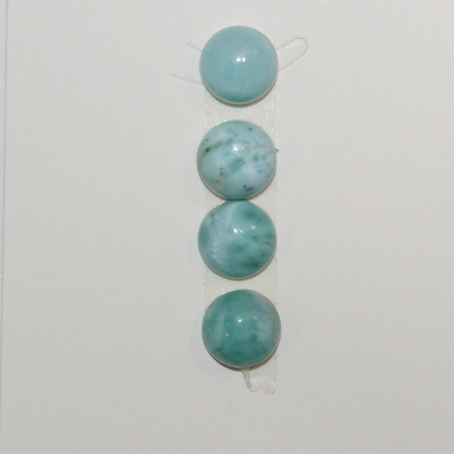 Lote de 4 cabujones redondos lisos de Larimar de 10 mm. (4 piezas).