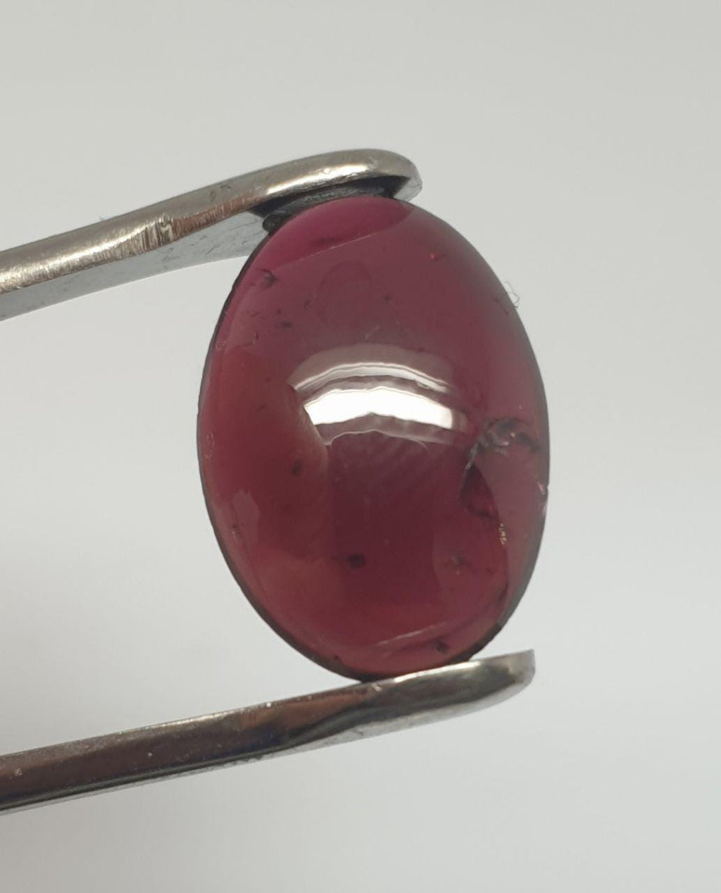 Grenat almandin ovale lisse, cabochon 18 x 13 mm (11,4 ct). Extrait de la terre.