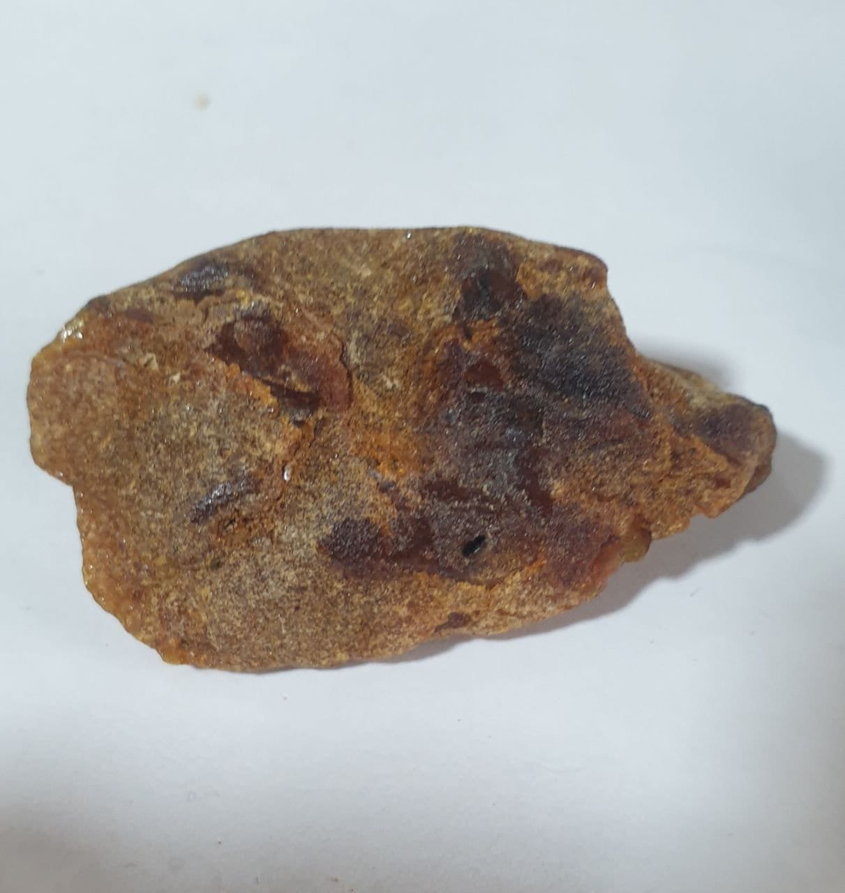 Pendentif en ambre brut de la Baltique, non percé, non poli, semi-poli, 50 x 30 mm. Non percé.