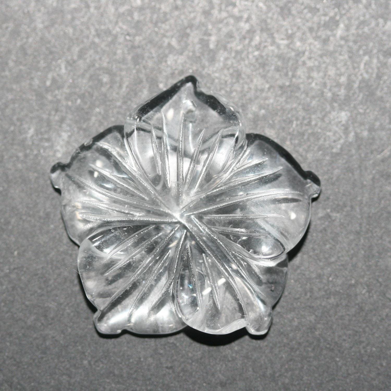 Pendentif en quartz roche, fleur sculptée, 28 mm - Réf. 14805