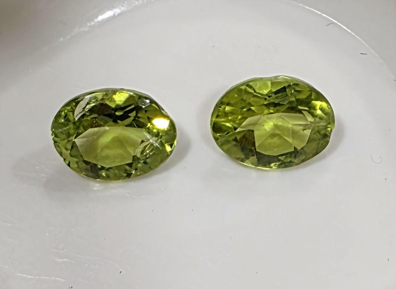 Péridot assorti, paire ovale à facettes, 8 x 6 mm - Vert olivine