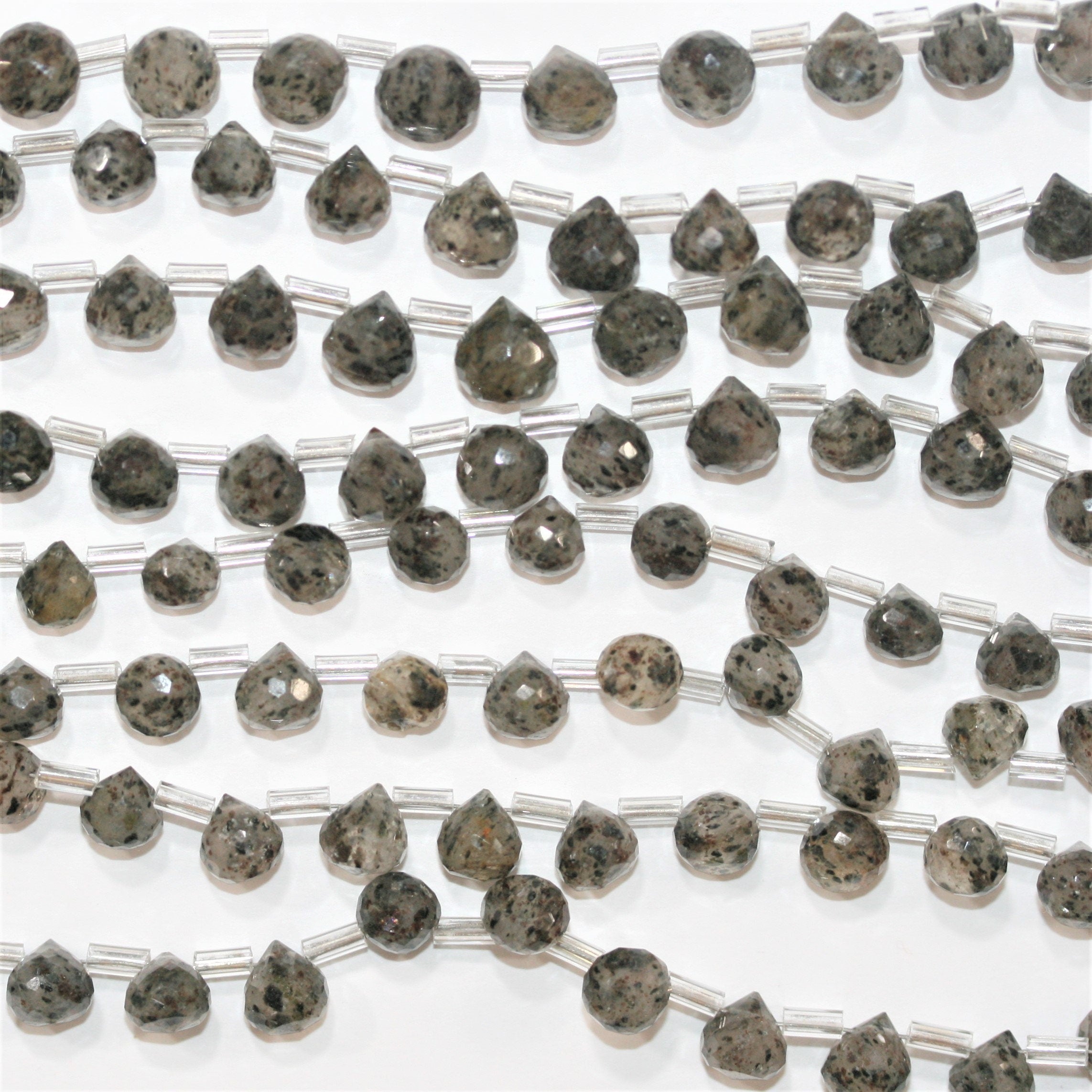 Perles en quartz St Dragon à facettes en forme de goutte, 9" (6-7 mm) - Brin de 23 cm.