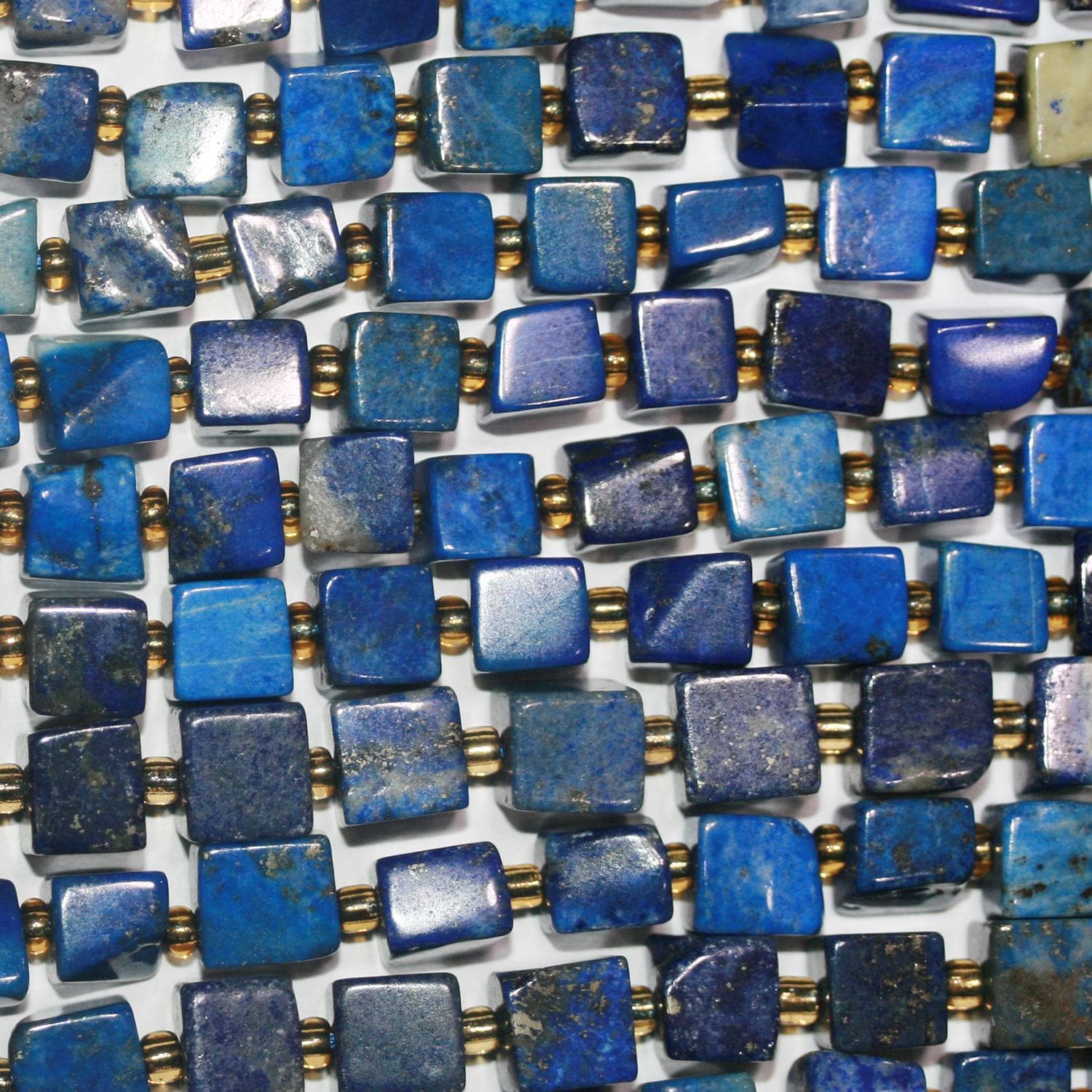 Perles cubiques lisses en lapis-lazuli de 15 pouces (environ 39 cm), 7-8 mm. Longueur du fil : environ 39 cm.