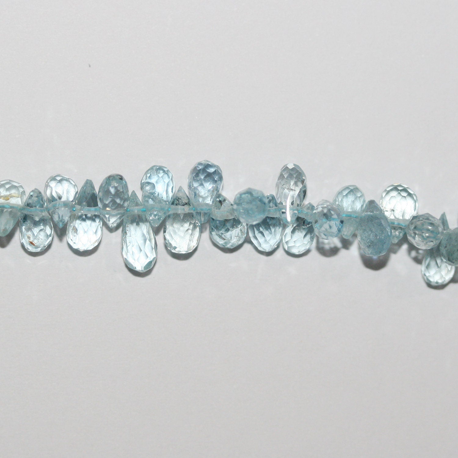 Cuentas de aguamarina facetadas de 8" x 7 x 4 mm, aprox. - Hilo de 20 cm.