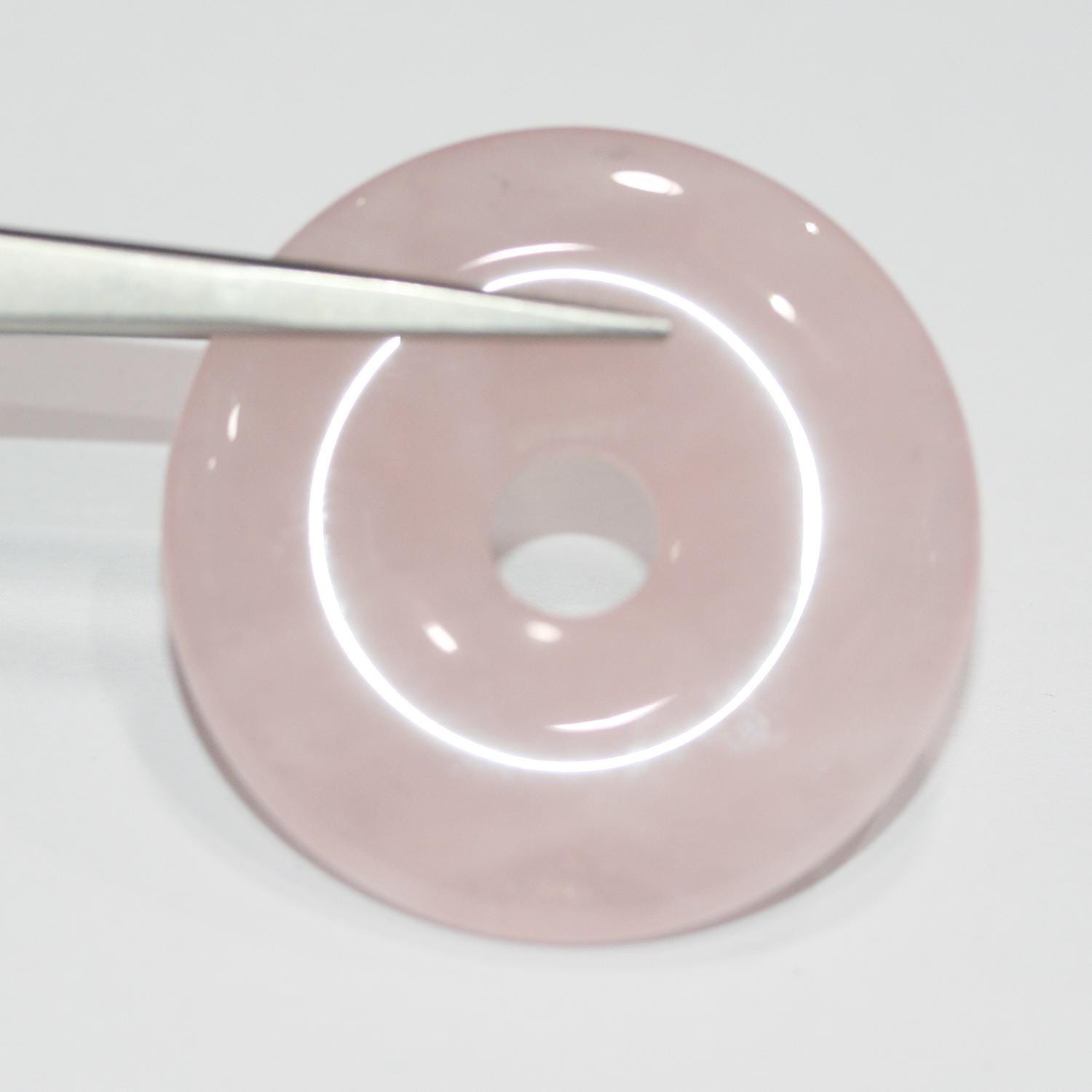 Pendentif disque en quartz rose lisse en forme de beignet 40 mm.