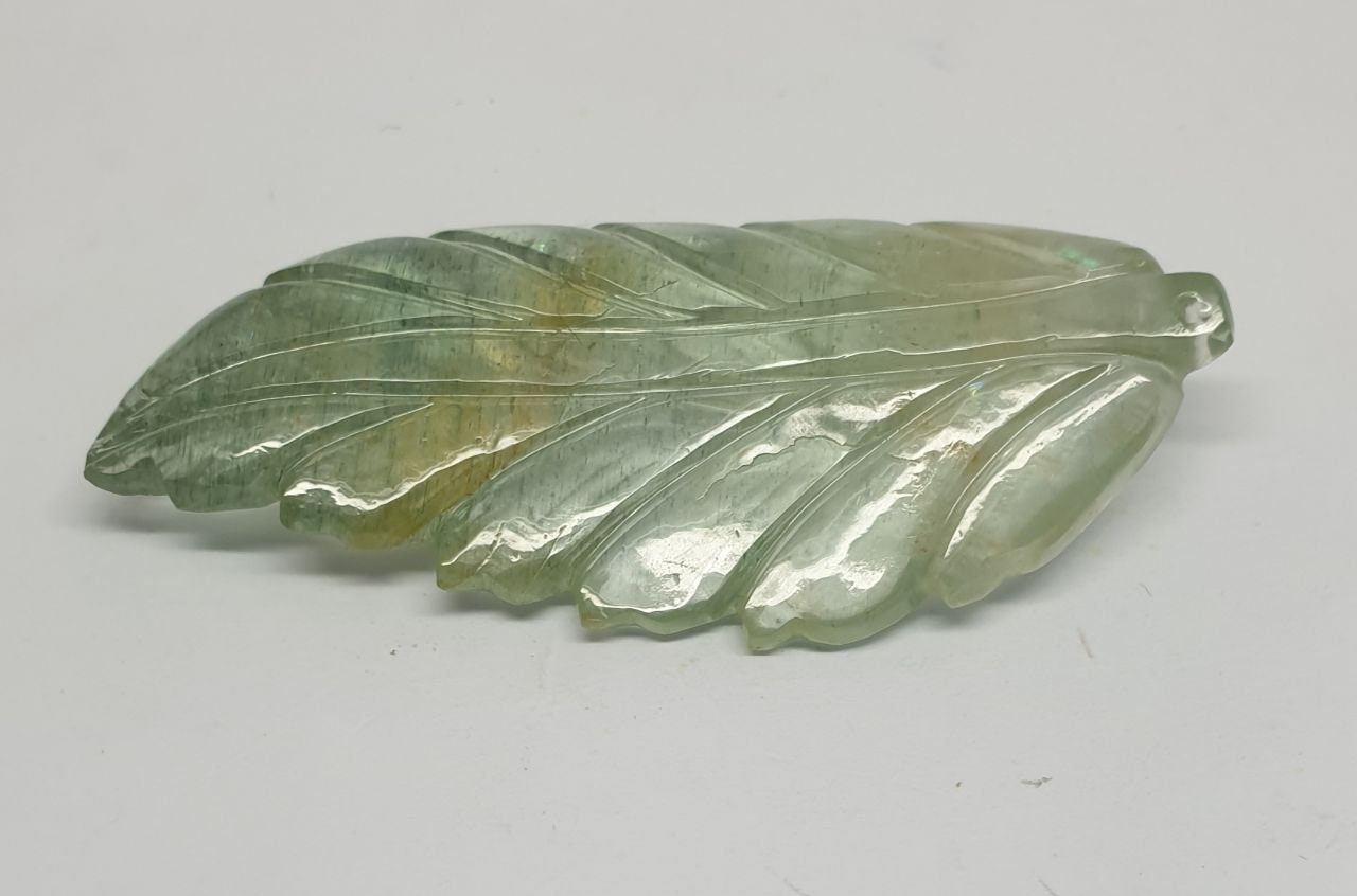 Pendentif unique en forme de feuille d'aigue-marine sculptée, 49,5 x 22,3 mm. Sculpture unique - Pierres naturelles - Énergie positive et guérissante - Pièce unique - 52,25 ct
