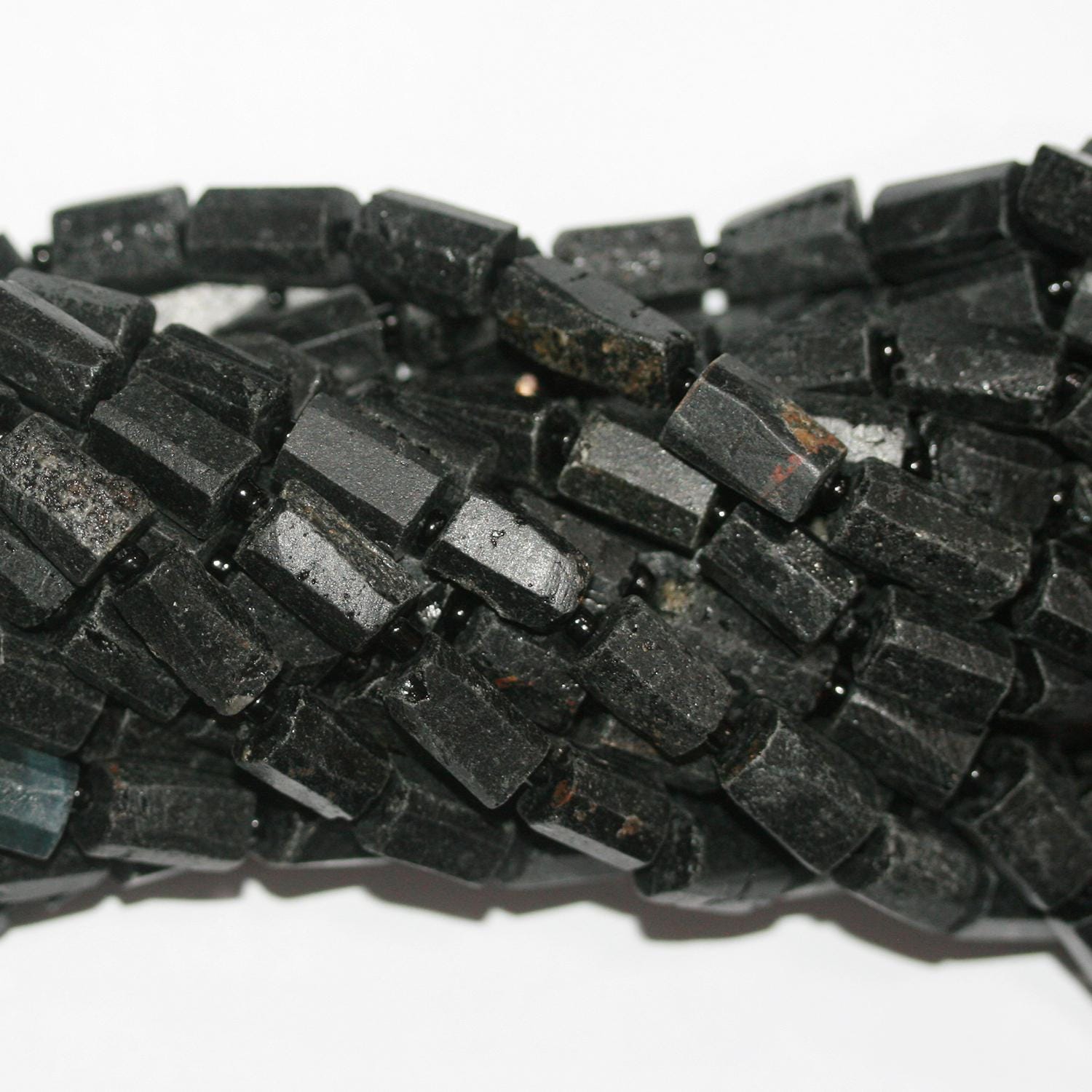 Cuentas de turmalina negra facetadas sin pulir, 16", 12 x 8 mm. Longitud aproximada: 40 cm.