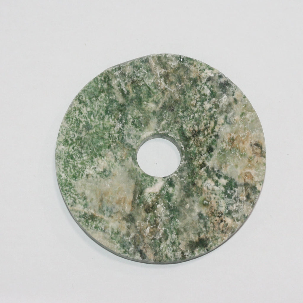 Pendentif en jaspe vert non poli, environ 50 à 80 mm.