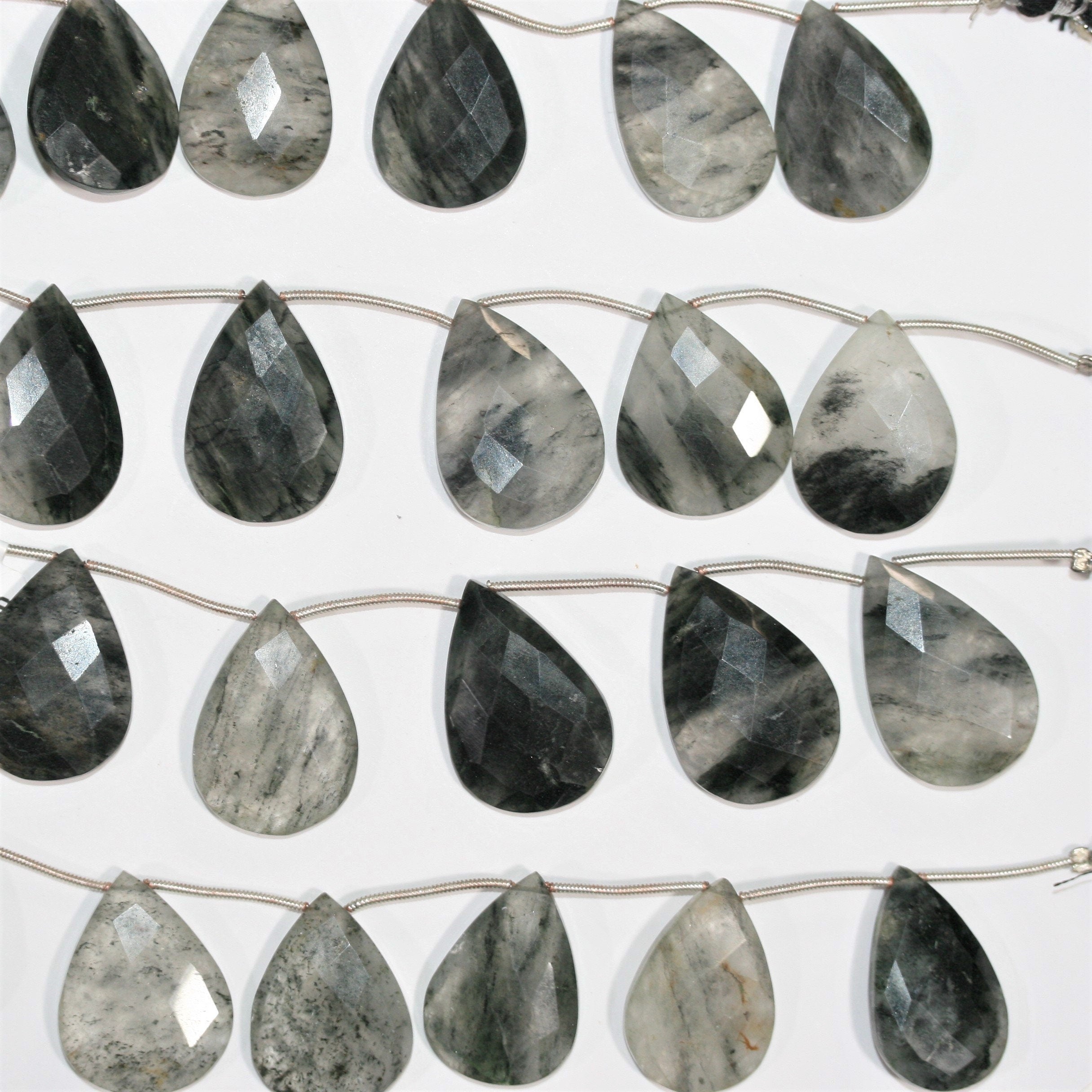 Cuentas de cuarzo turmalinado facetadas de 7" x 27 x 18 mm. Aprox. - Hilo de 17 cm.