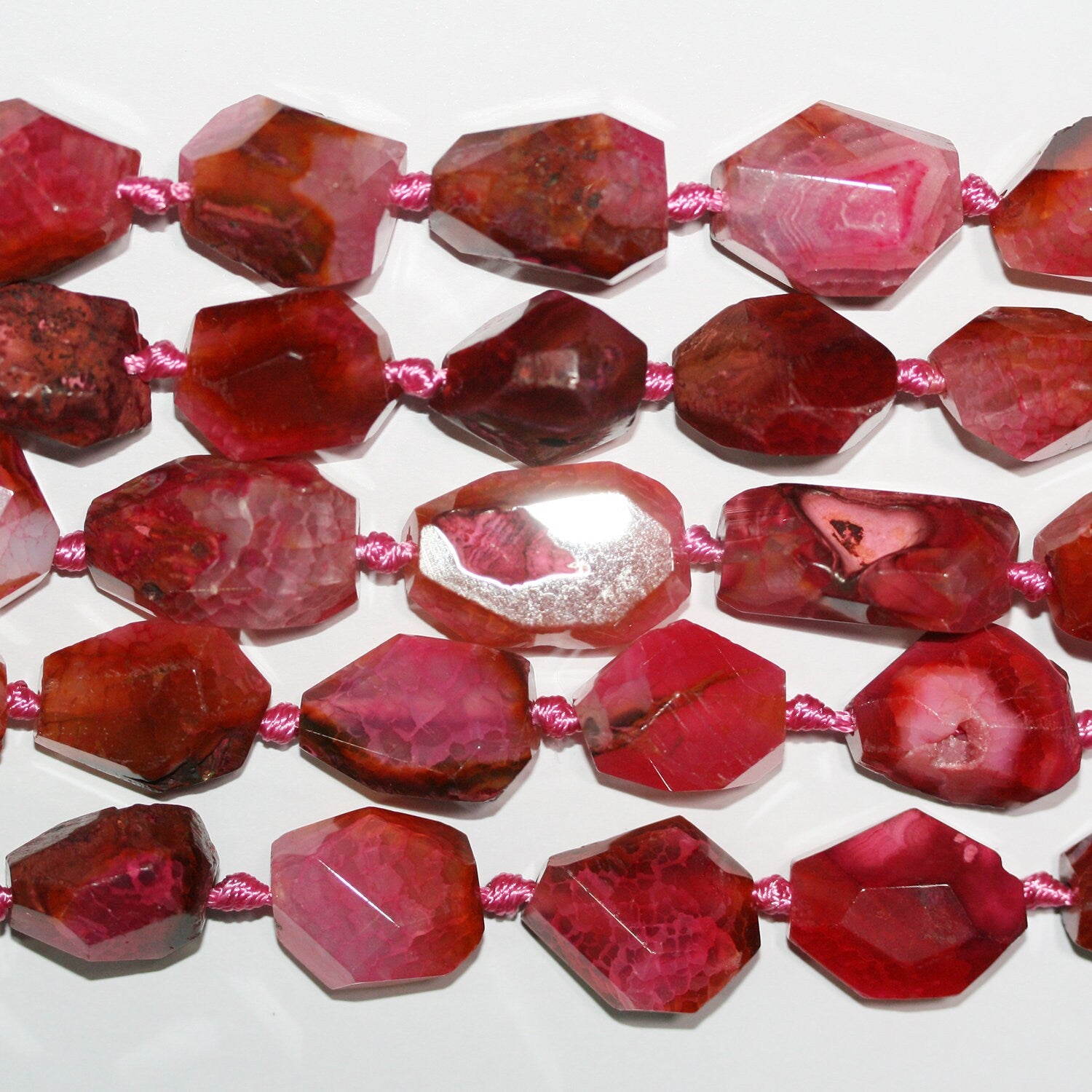 Cuentas de pepitas facetadas de ágata fucsia de 16", 28 x 18 mm, aprox., hilo de 40 cm.