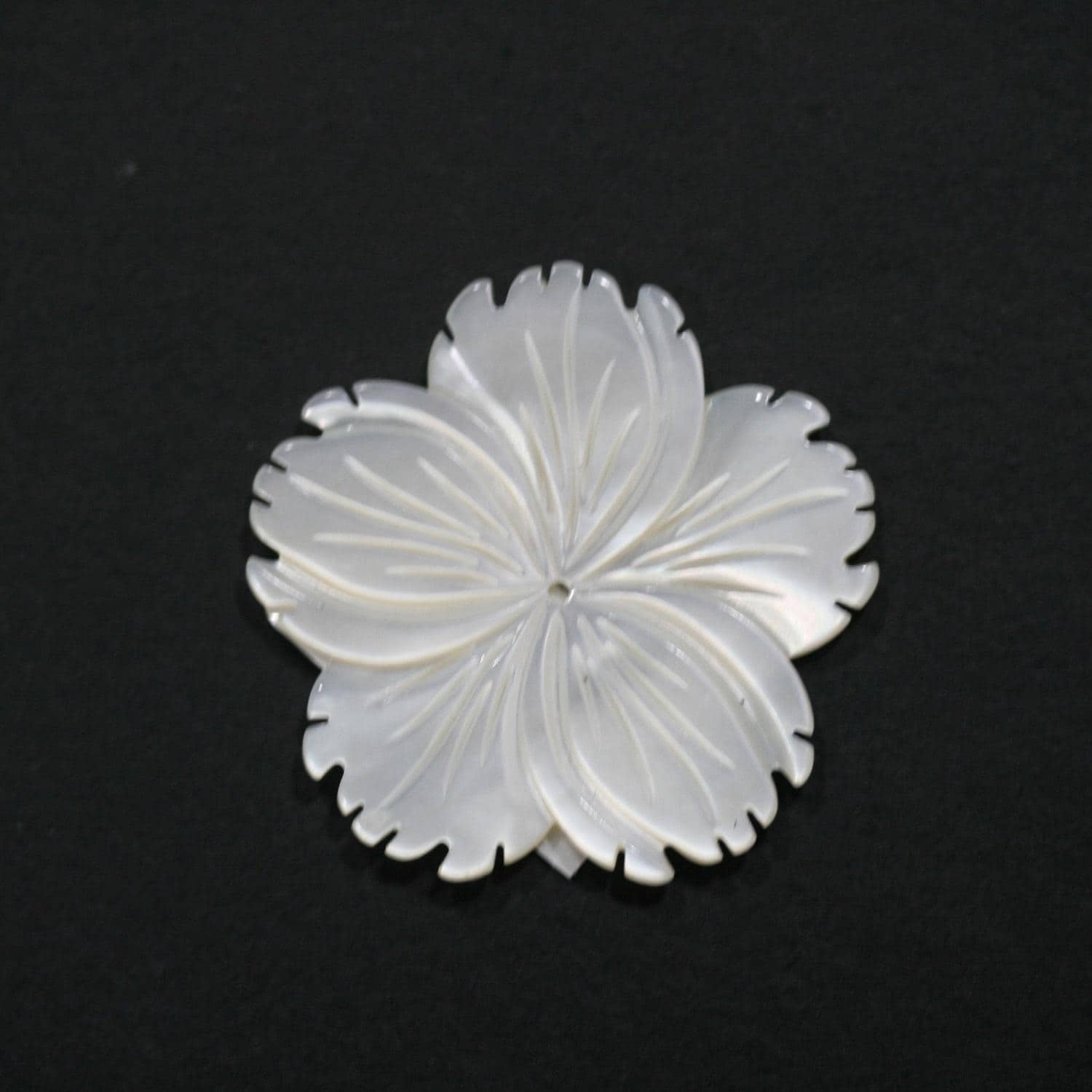 Pendentif fleur sculptée en nacre 30 mm - Réf. 14835