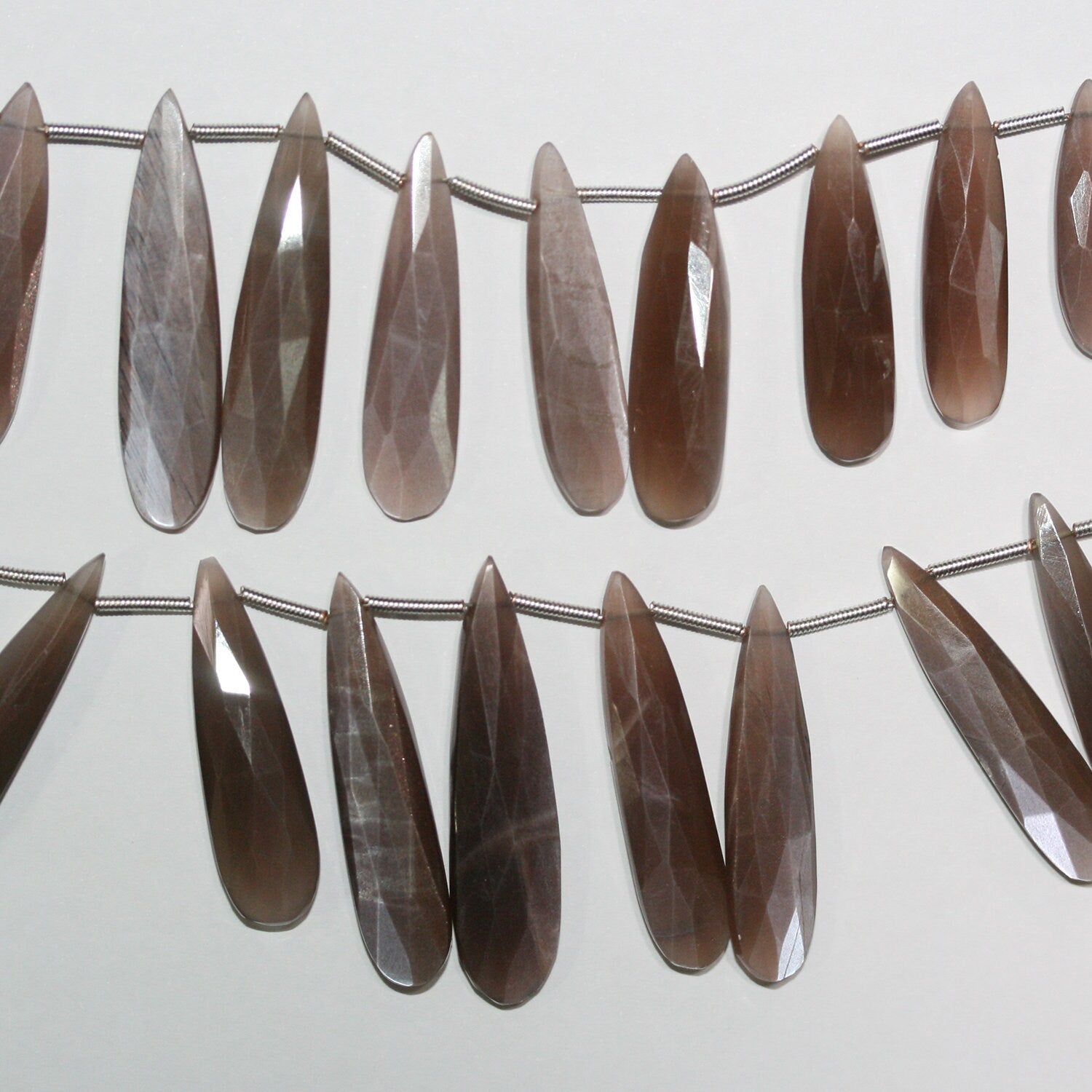 Cuentas de piedra lunar marrón St., facetadas y graduadas, de 8", 21 x 7-35 x 8 mm, aprox., hilo de 20 cm.