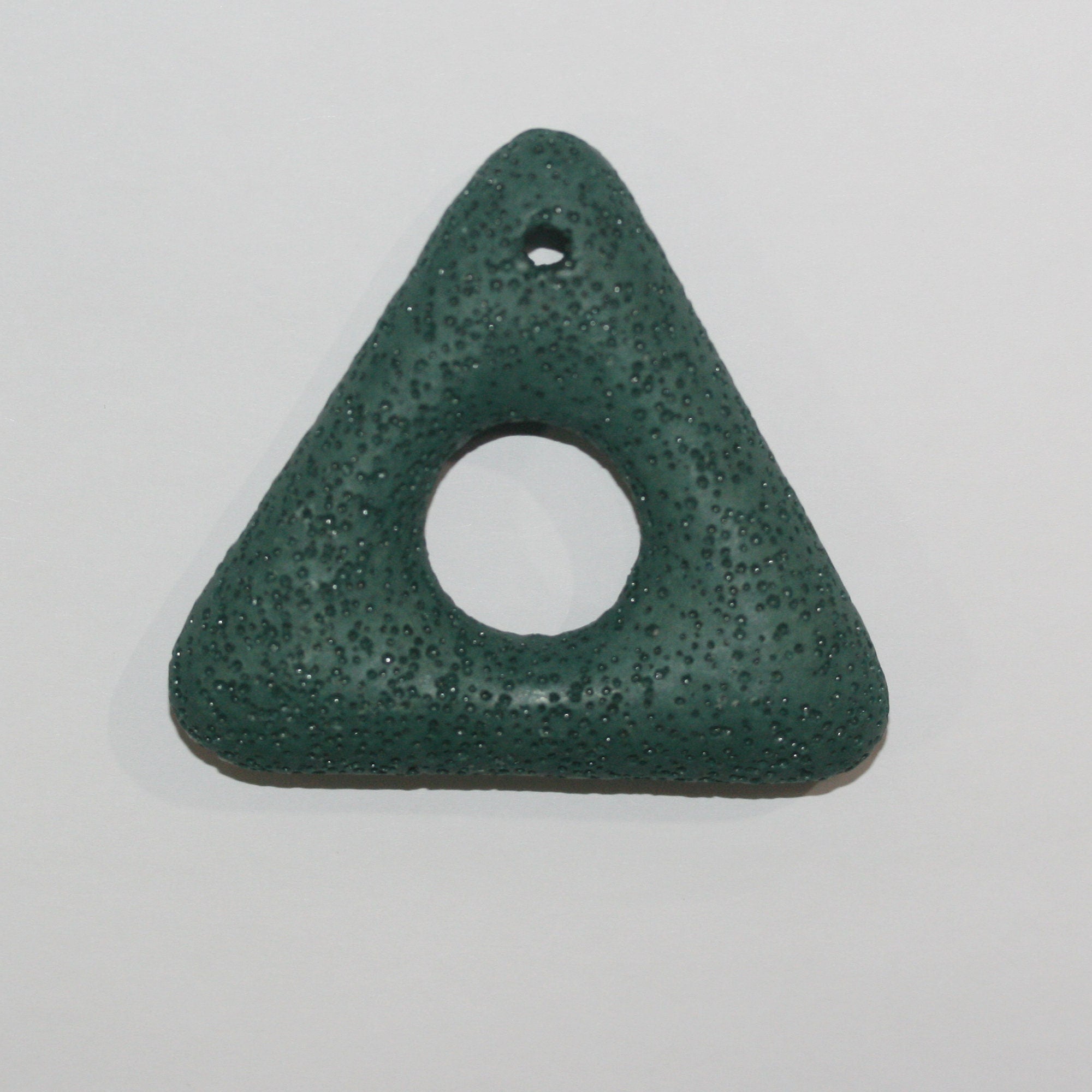 Pendentif triangulaire en lave verte 52 mm.