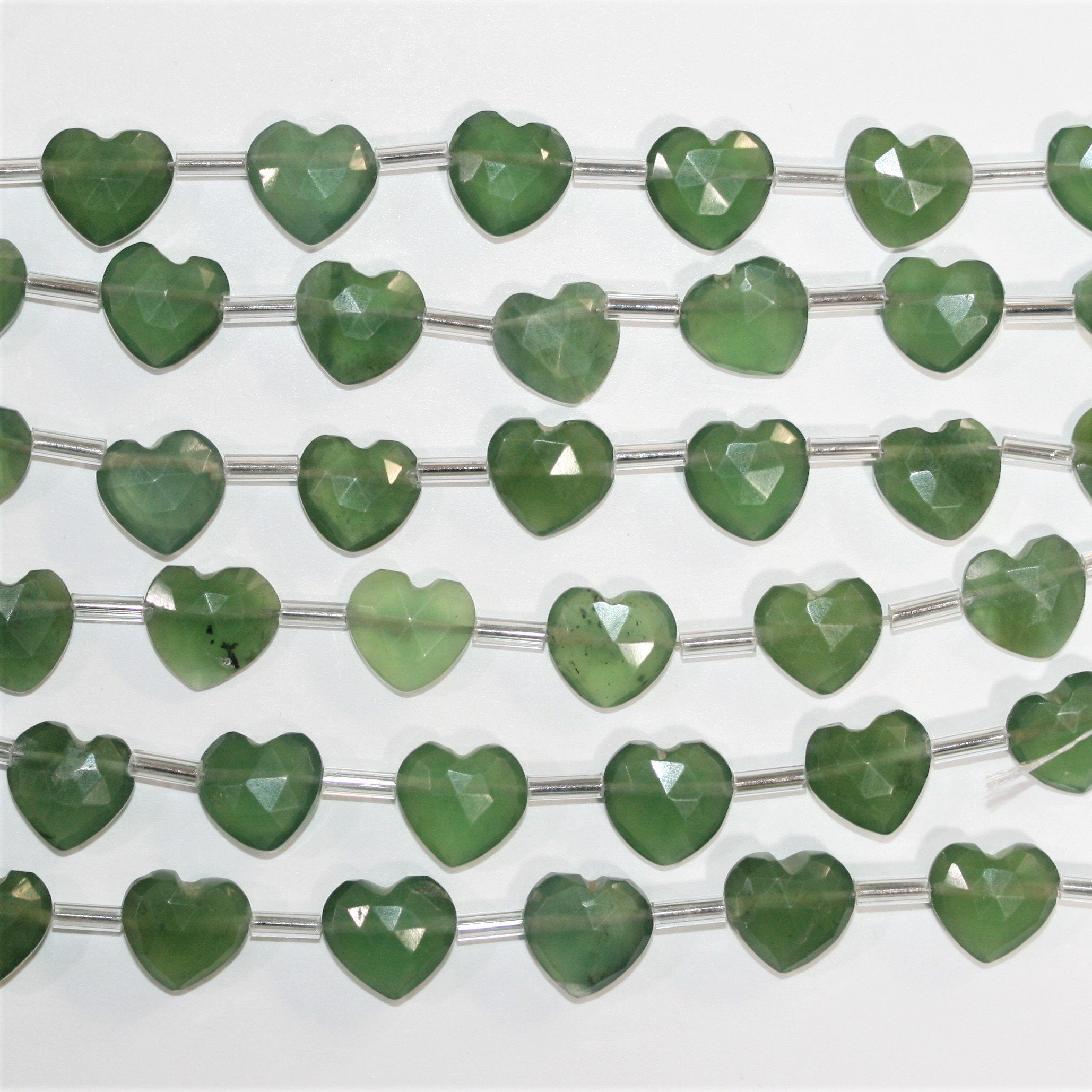 Cuentas de corazón facetadas de serpentina de Santa 5", 9-10 mm, hilo de 14 cm.