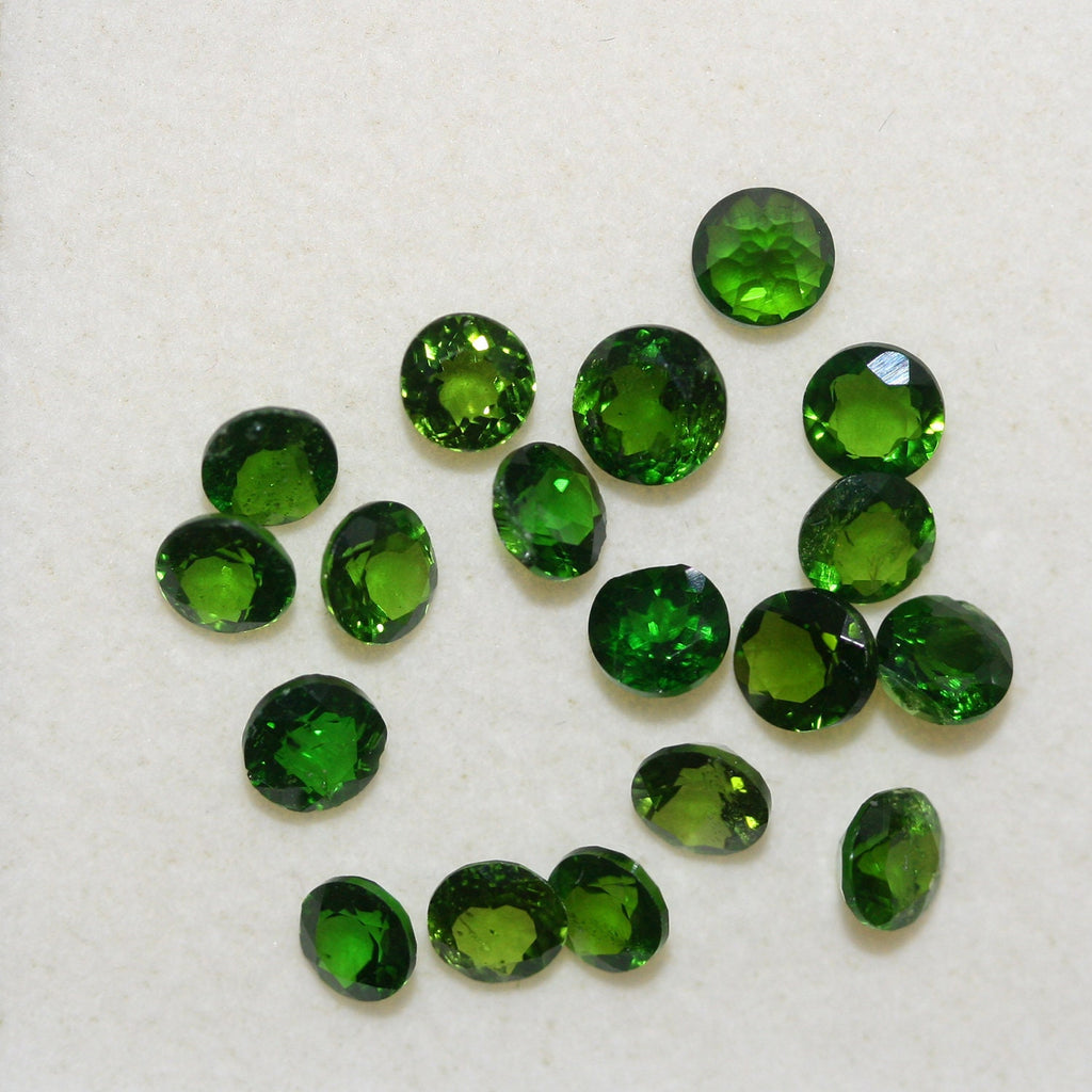 Lote de 18 cuentas de diópsido cromado facetadas redondas de 4 mm. (18 piezas)