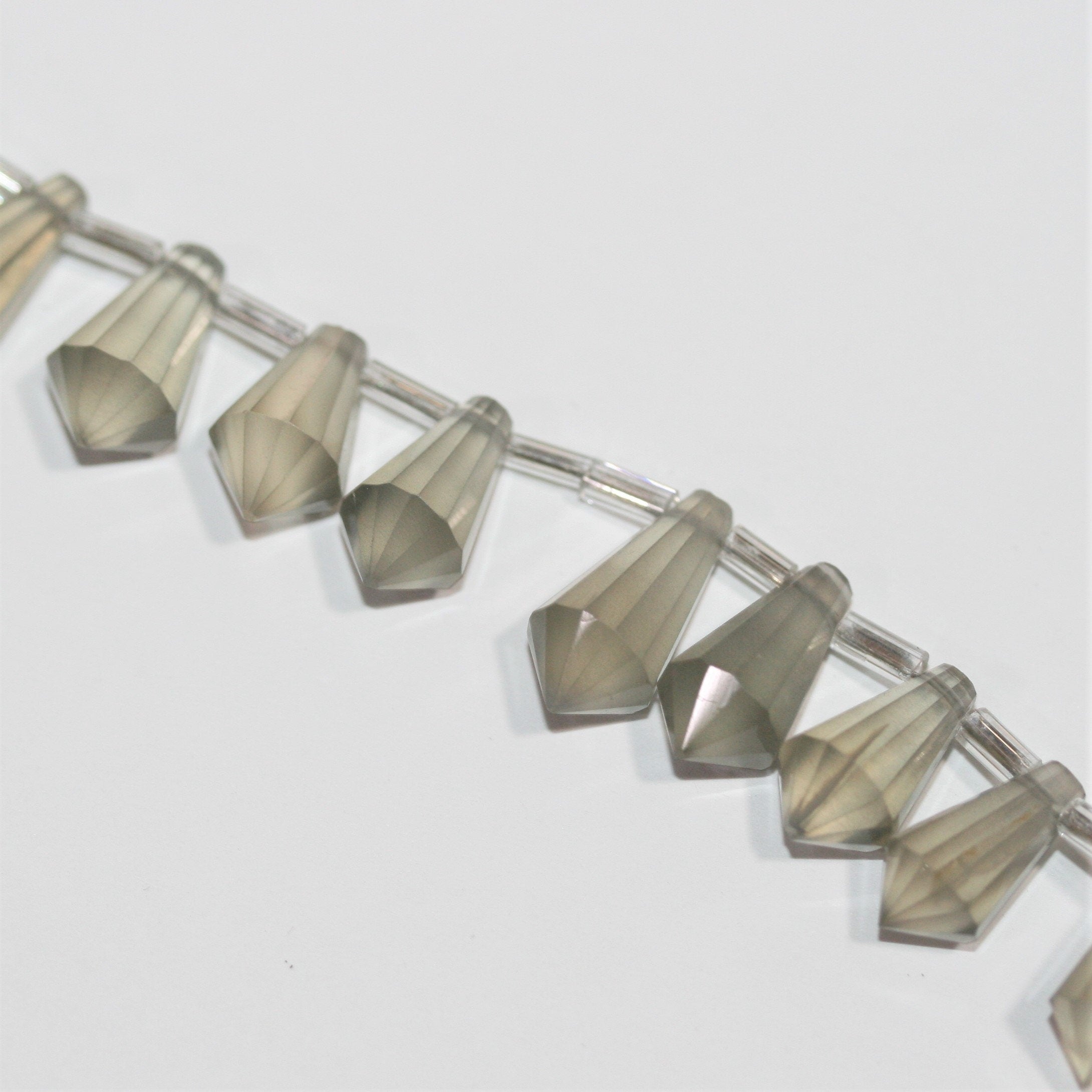 Cuentas facetadas de piedra lunar gris St. de 6", 13 x 7 mm, tira de 15 cm.