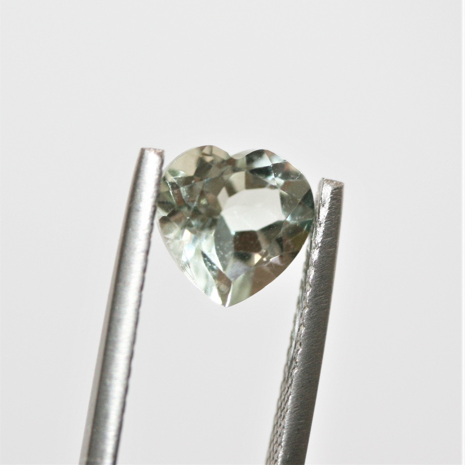 Lot de 8 cœurs à facettes en prasiolite de 8 mm.