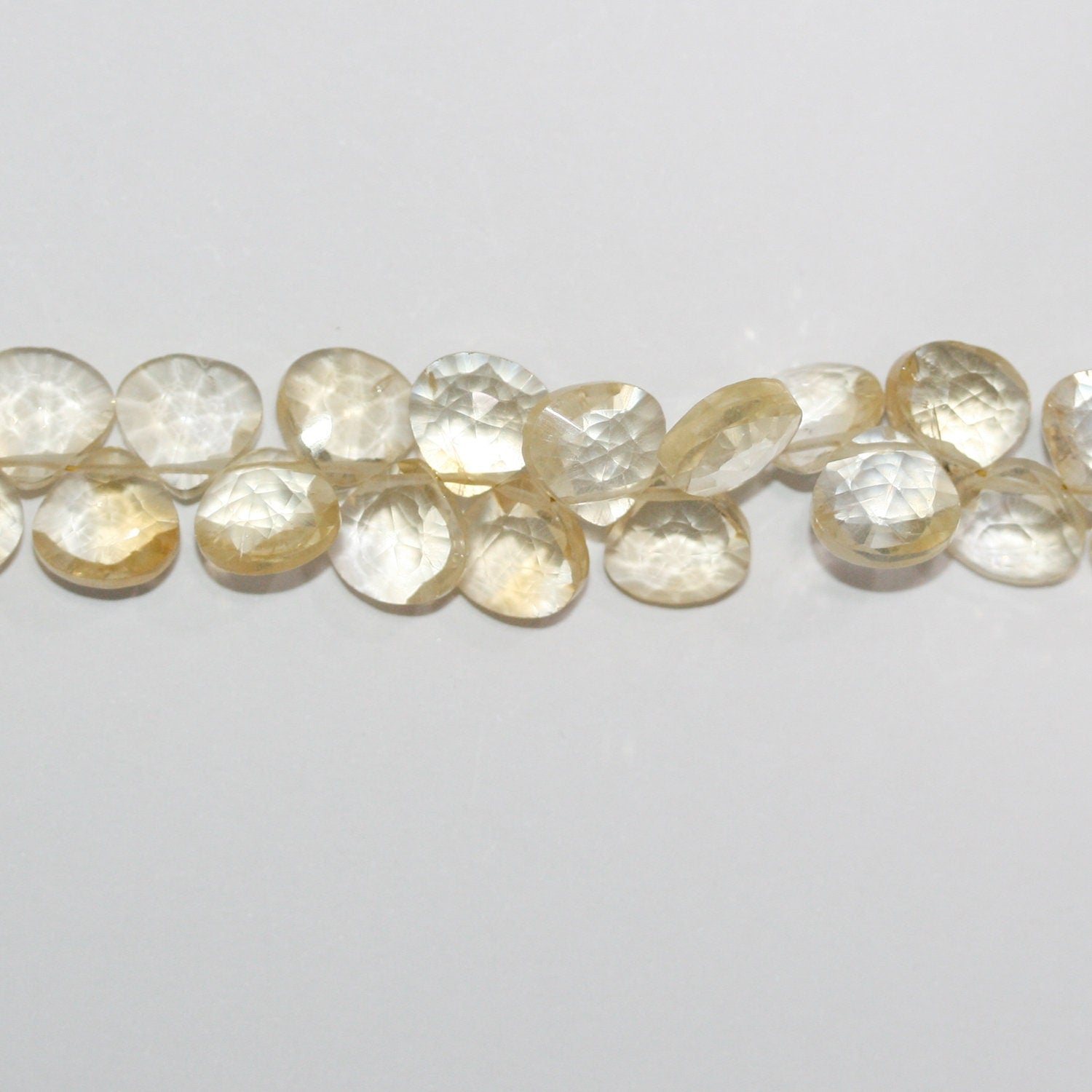Perles en citrine facettées en forme de goutte, 8-9 mm, 20 cm de long.