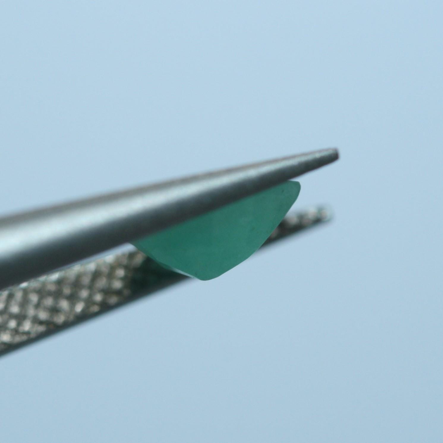 Lot de 10 gouttes d'émeraude à facettes 6x5mm.